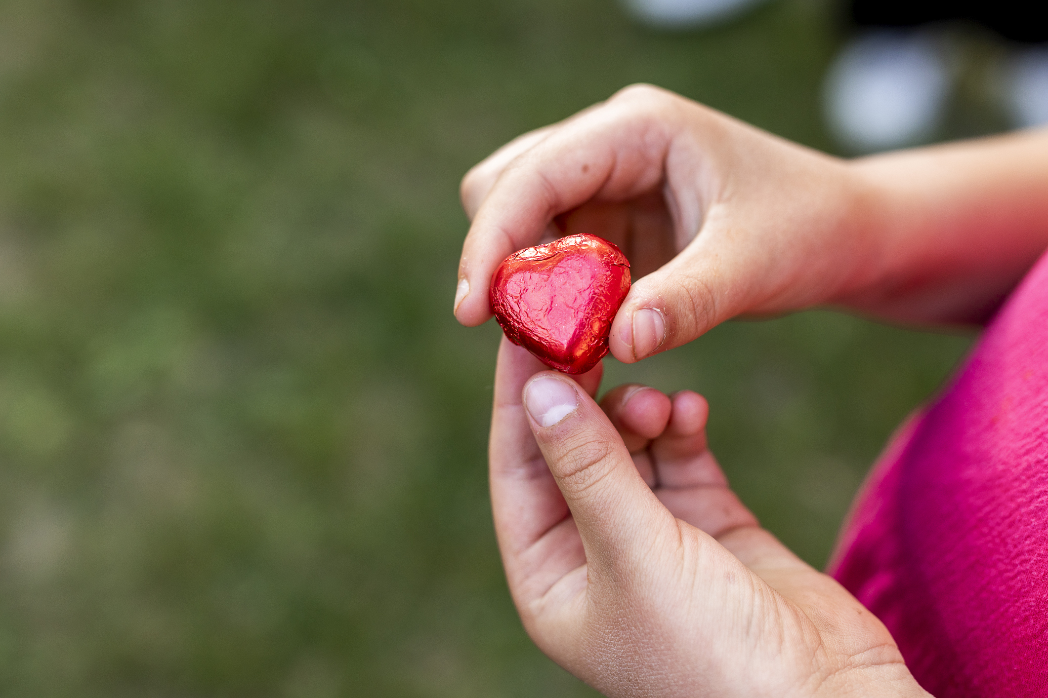Holder en hjerteformet sjokoladebit.