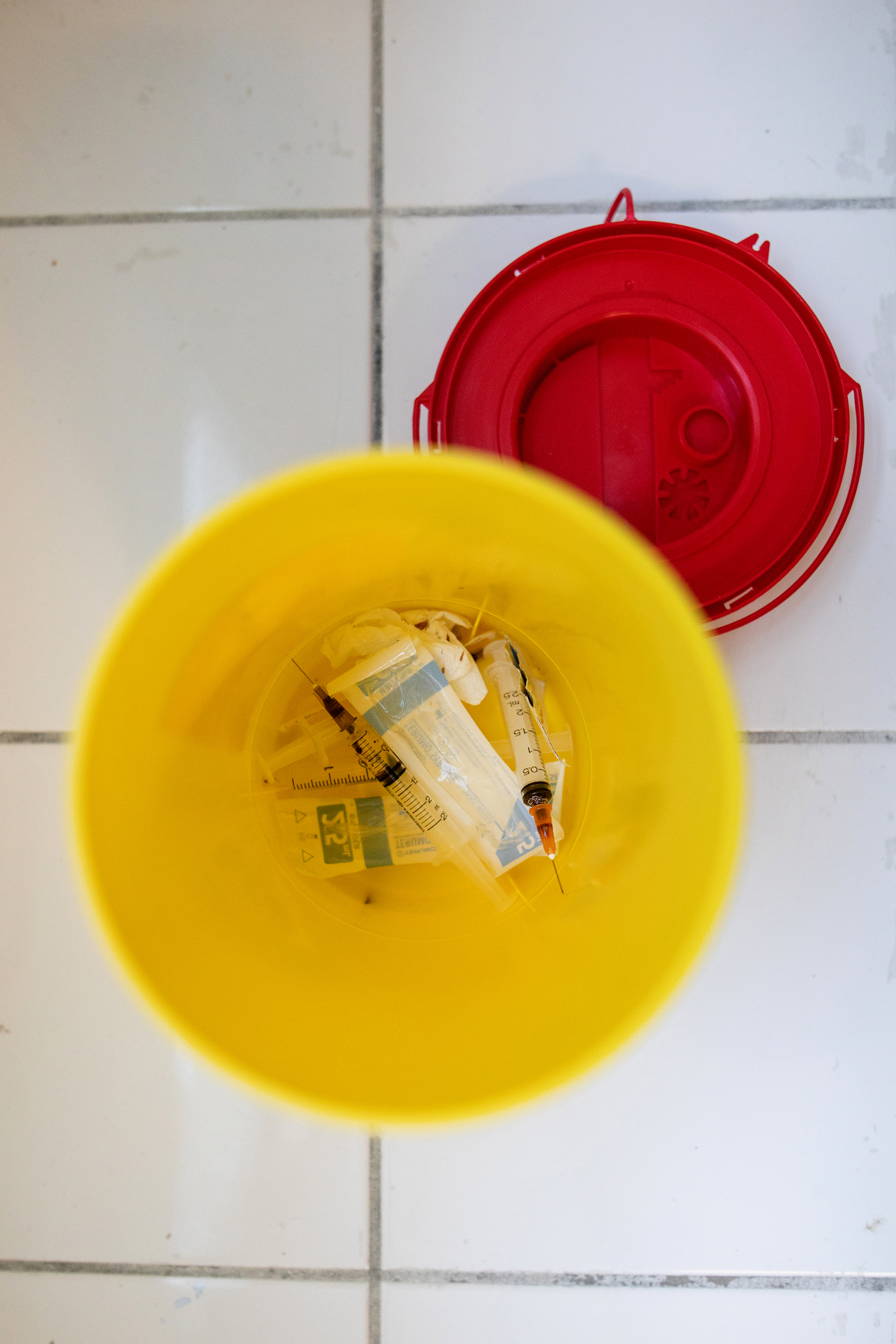 Bøtte med lokk er på alle rom, der beboerene kan kaste sprøytene sine