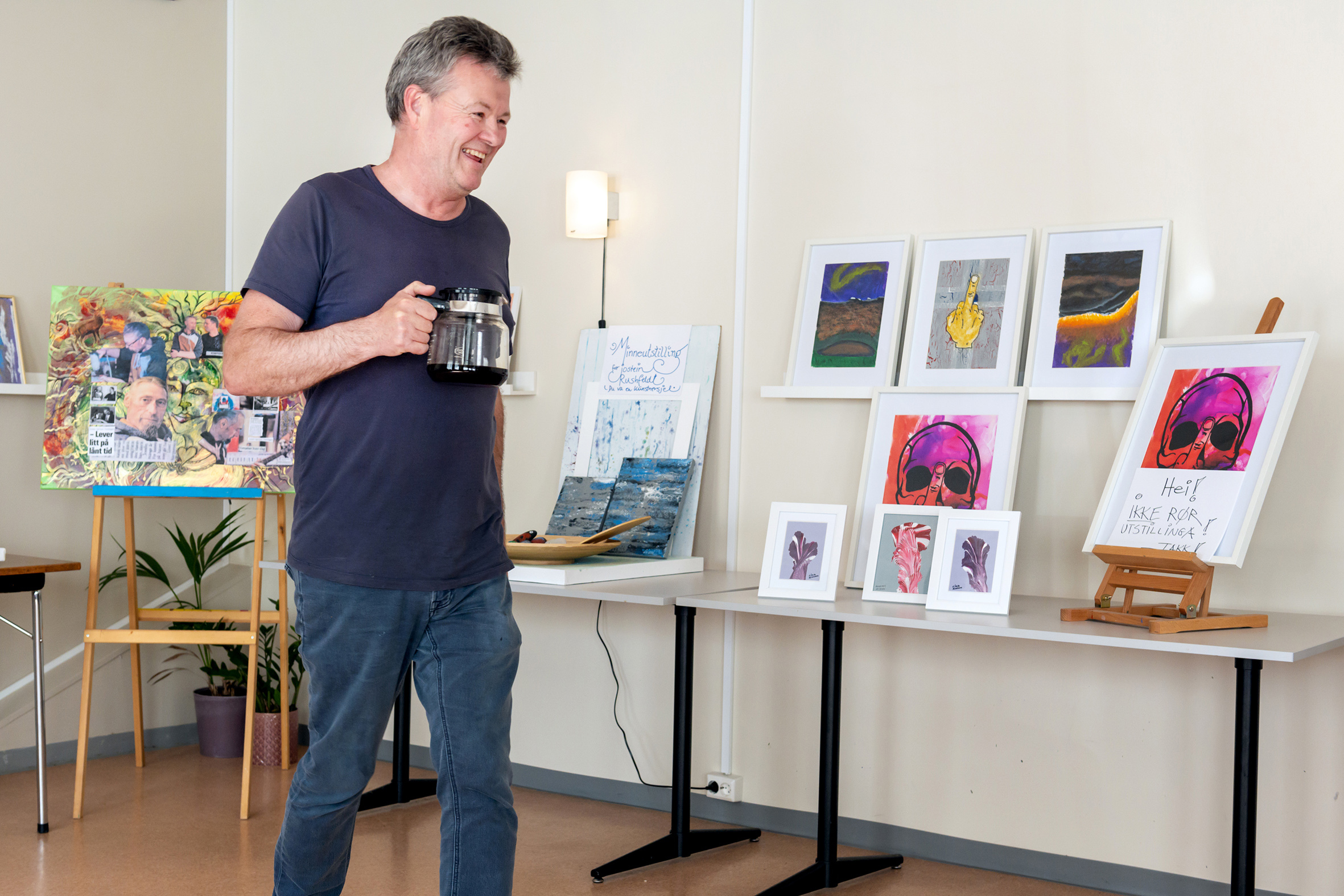 Rudolf som bruker tilbudet og en som går med kaffekanna.