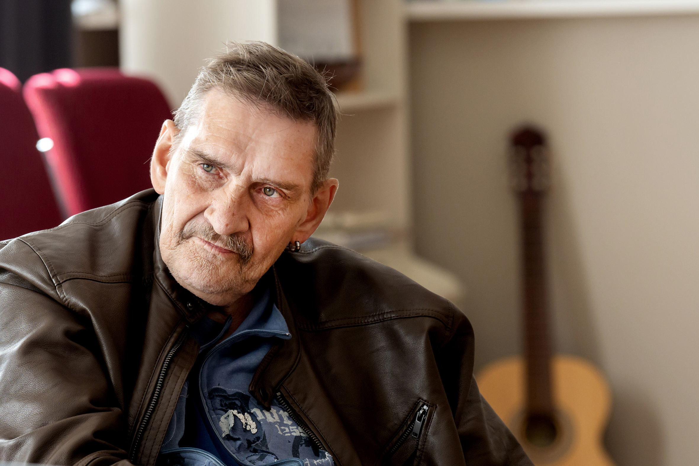 Rudolf som bruker tilbudet og en som går med kaffekanna.