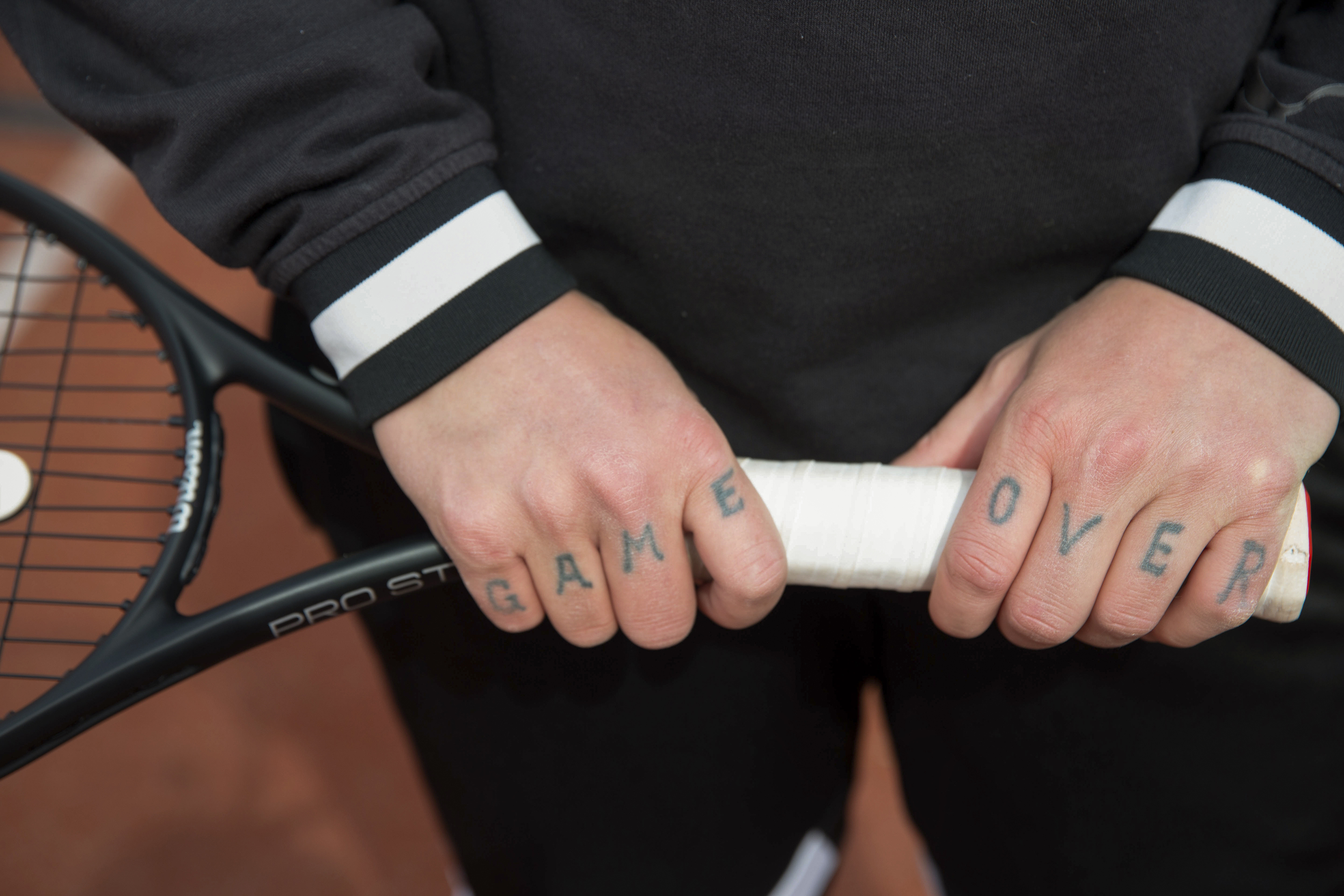 Fire menn spiller tennis (bilde t.v) To hender holder med tatoveringer på fingrene holder i en tennisracet (bilde t. h.)