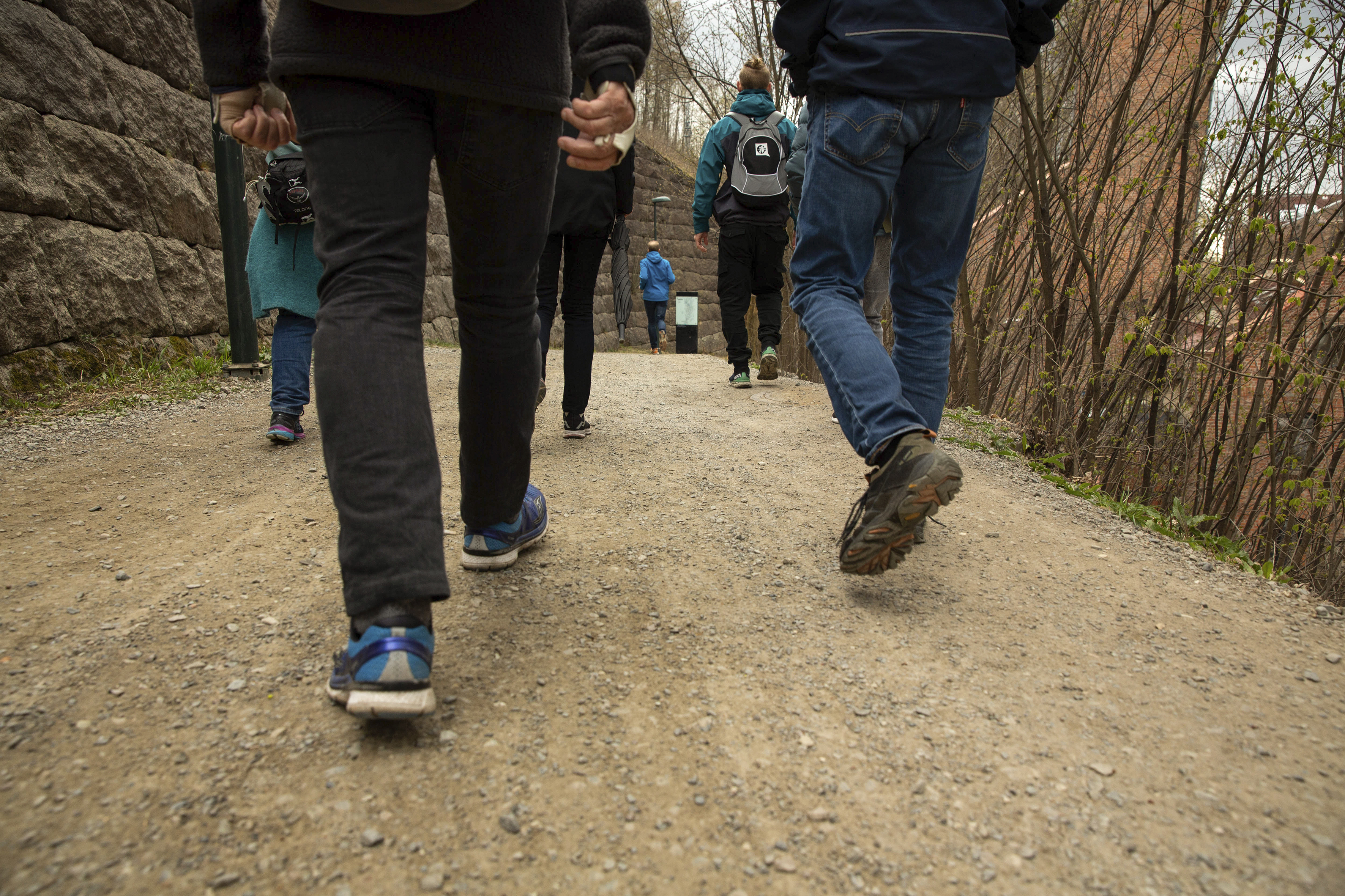 bildet av ben som går på stien