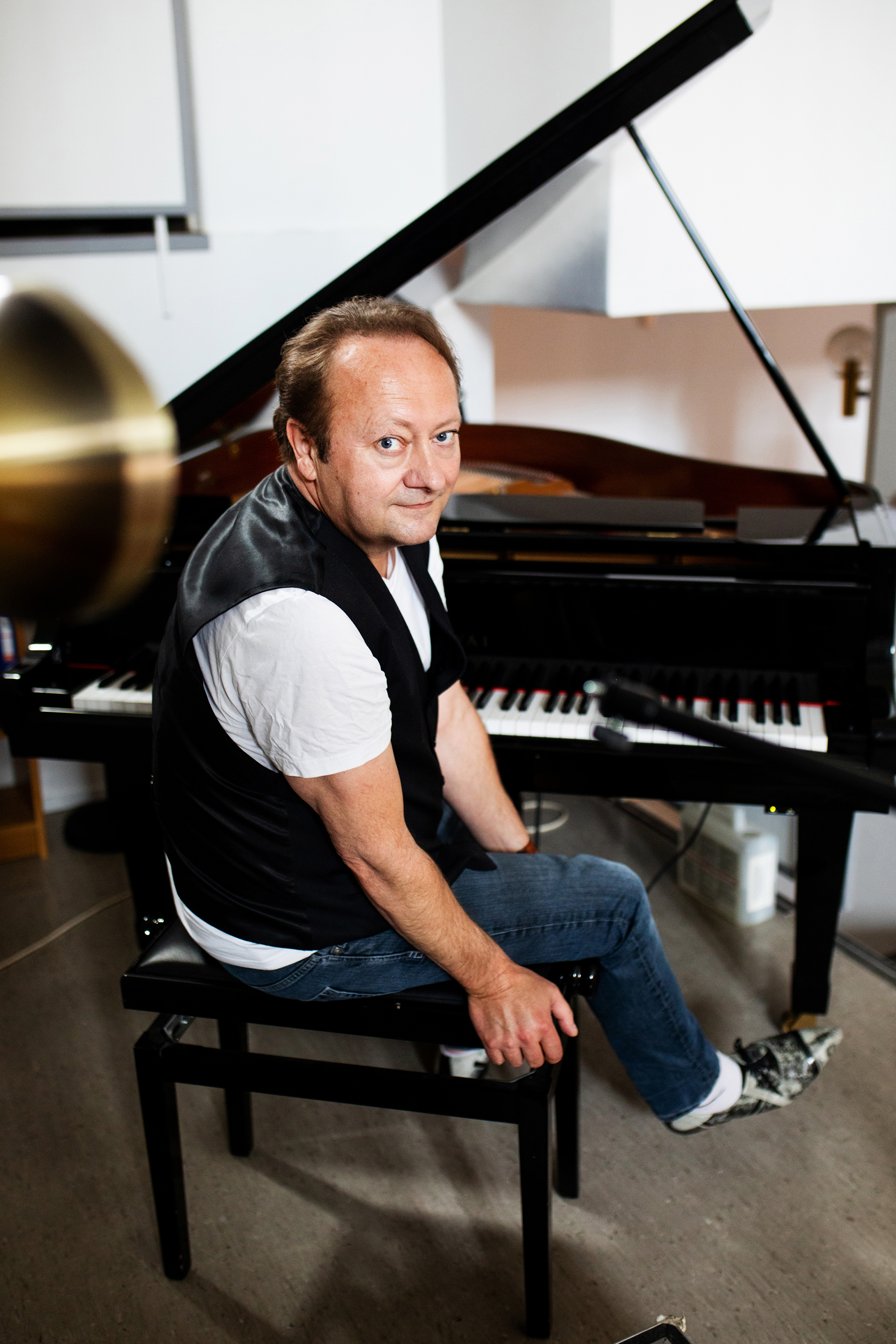 Stephen Ackles sitter ved flygelet