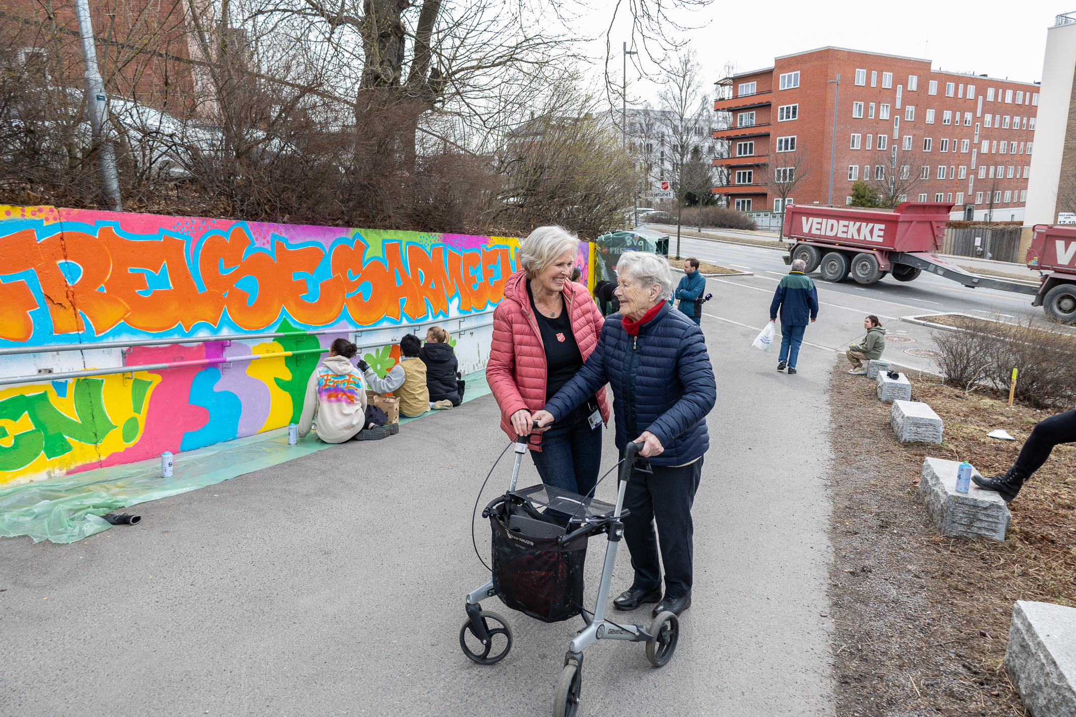Det går fint an å prøve seg på nye ting når man er 99 år, sier Aslaug Løkken (t.h.), som viste seg å være et naturtalent med sprayboksene. Her sammen med leder for Ensjøtunet Omsorg+, Solfrid Slettholm.