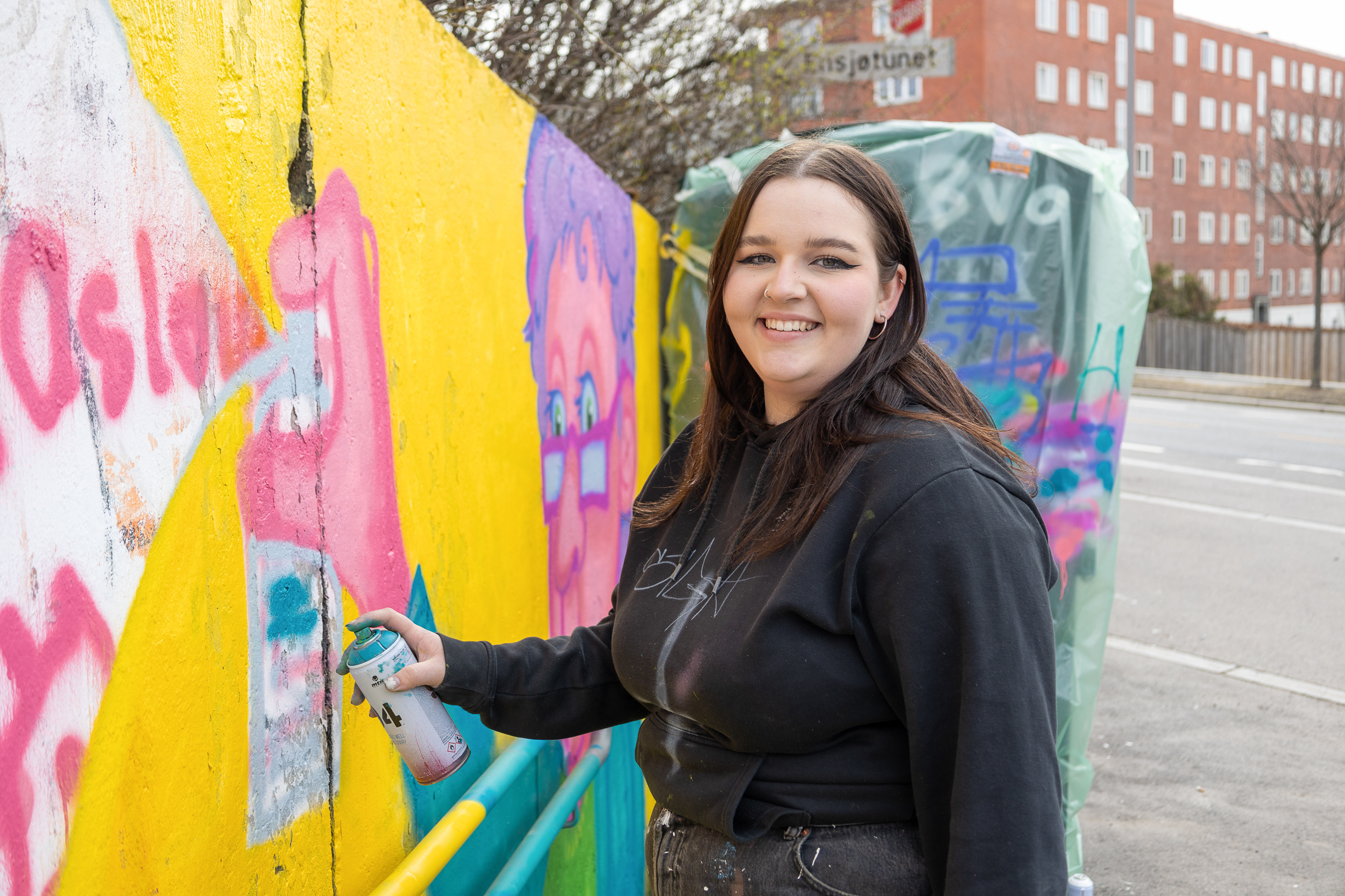 Emma Schytte har dekorert sin del av muren som en hyllest til Marty Fredriksen (102)