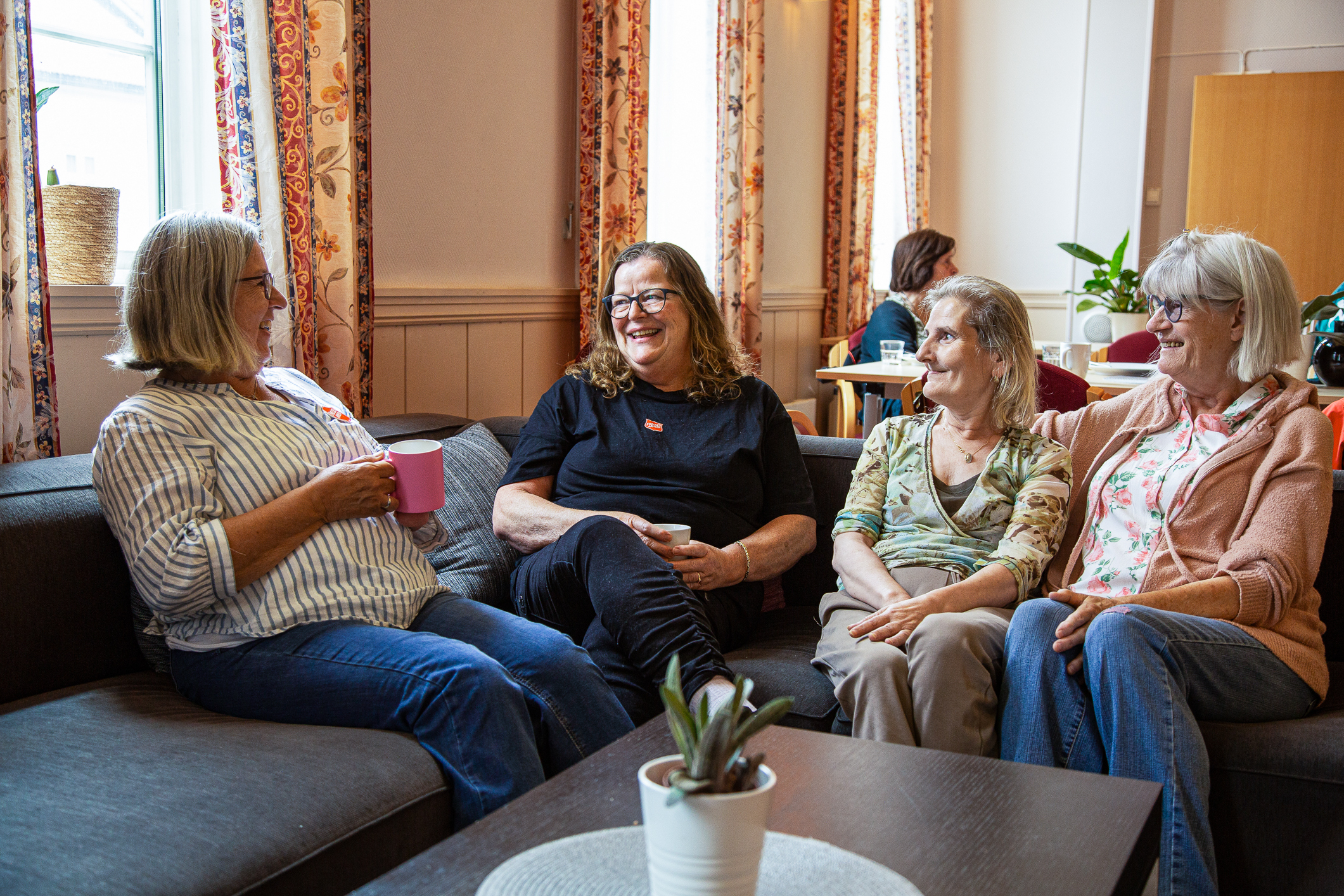– Vi så at kafeen var veldig viktig for mange på onsdagene, så vi ville ha et tilbud hvor folk kunne komme med senkede skuldre, og få litt sosialt påfyll med hyggelige folk, sier Tove Engmann om torsdagstilbudet til Frelsesarmeen i Tønsberg.