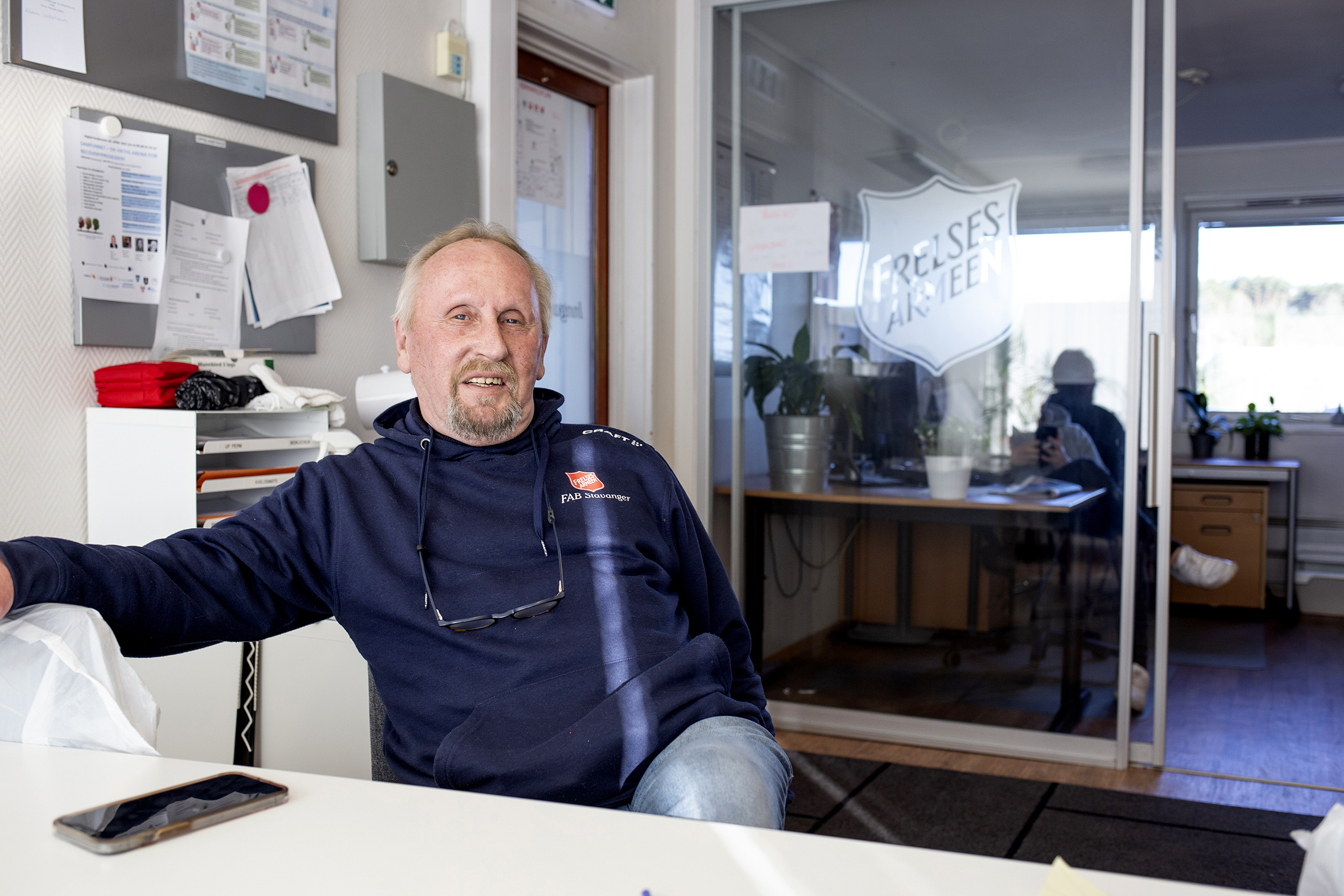 Svein Bore sitter på kontoret på Frelsesarmeen