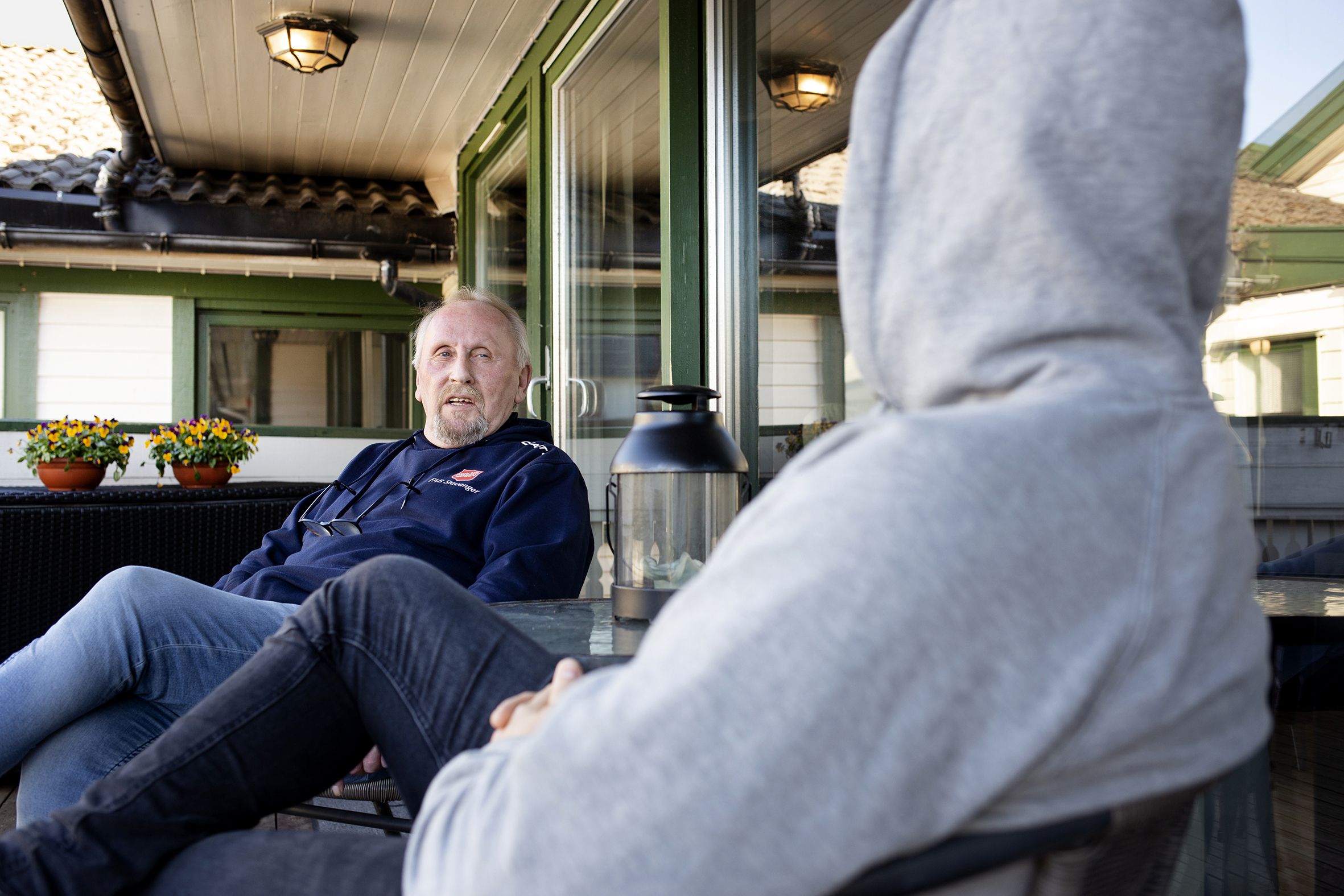 Svein Bore sitter sammen med en pasient