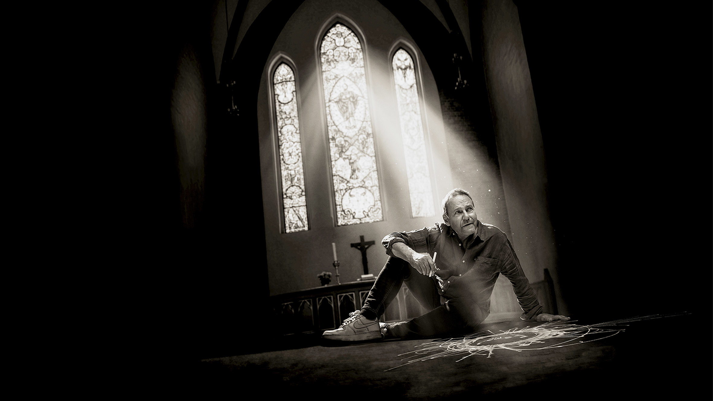 Svein Tindberg fra en scene i stykket Ordet, der han spilte Johannes. Her sitter han på kirkegulvet med alteret i bakgrunnen