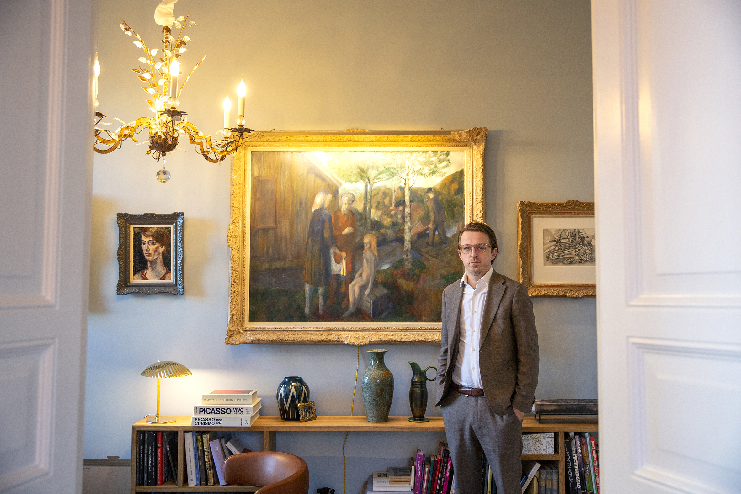 Sverre Bjertnæs i en av flere av stuene med veggene fulle av kunst, i leligheten på Frogner