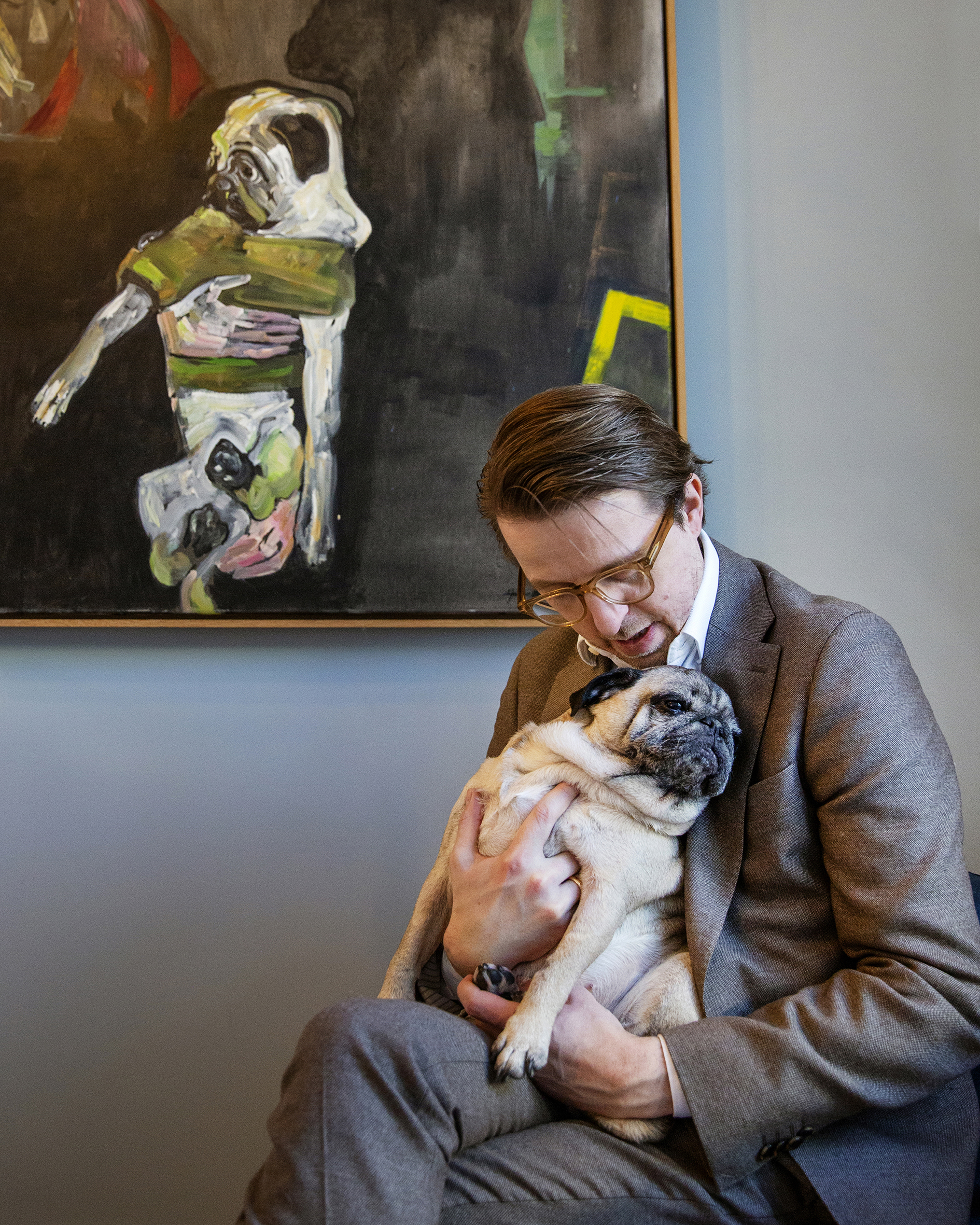 Sverre Bjertnæs med hunden sin foran et maleri av hunden, malt av Håkon Bleken