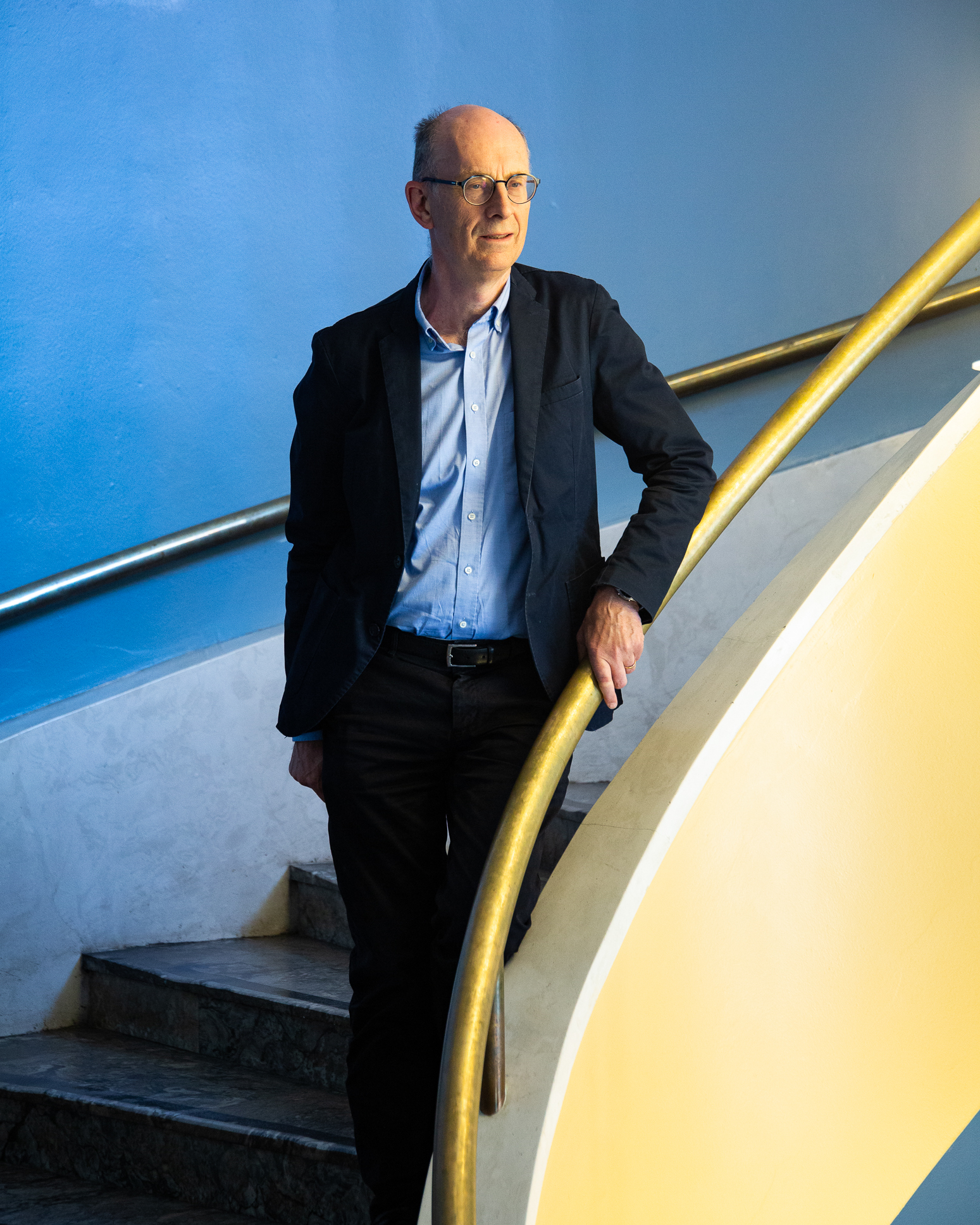 Sverre Holm avbildet i en trapp