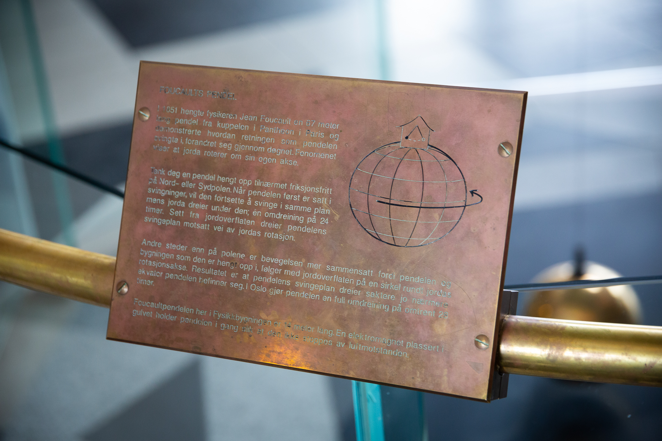 Skilt som forklarer Jean Bernard Léon Foucalts pendelforsøk i 1851