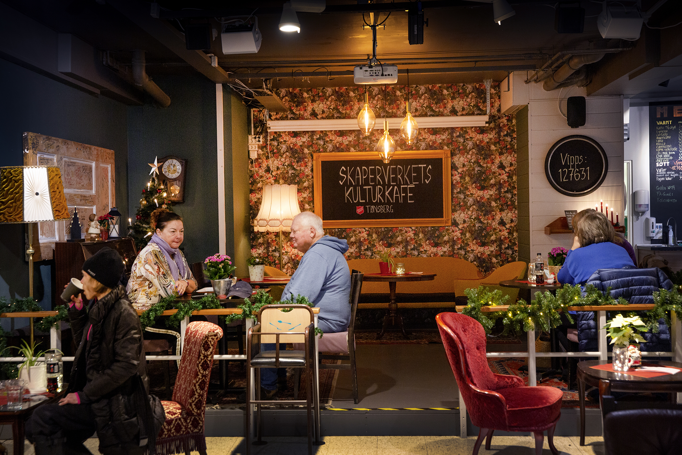 Kunder koser seg med kaffe på Skaperverket kafè i Tønsberg