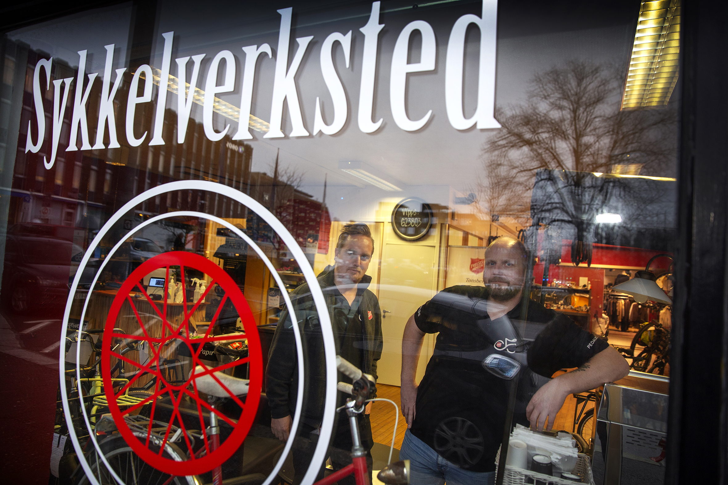 Thomas Nilsen står foran mange sykler på Frelsesarmeens sykkelverksted i Tønsberg, der han jobber