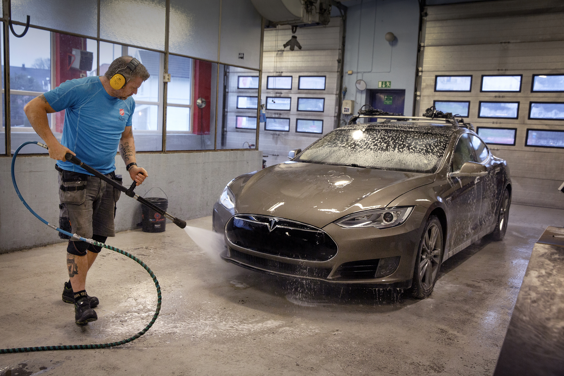 Henning Wick spyler en bil på Såpa bilvask