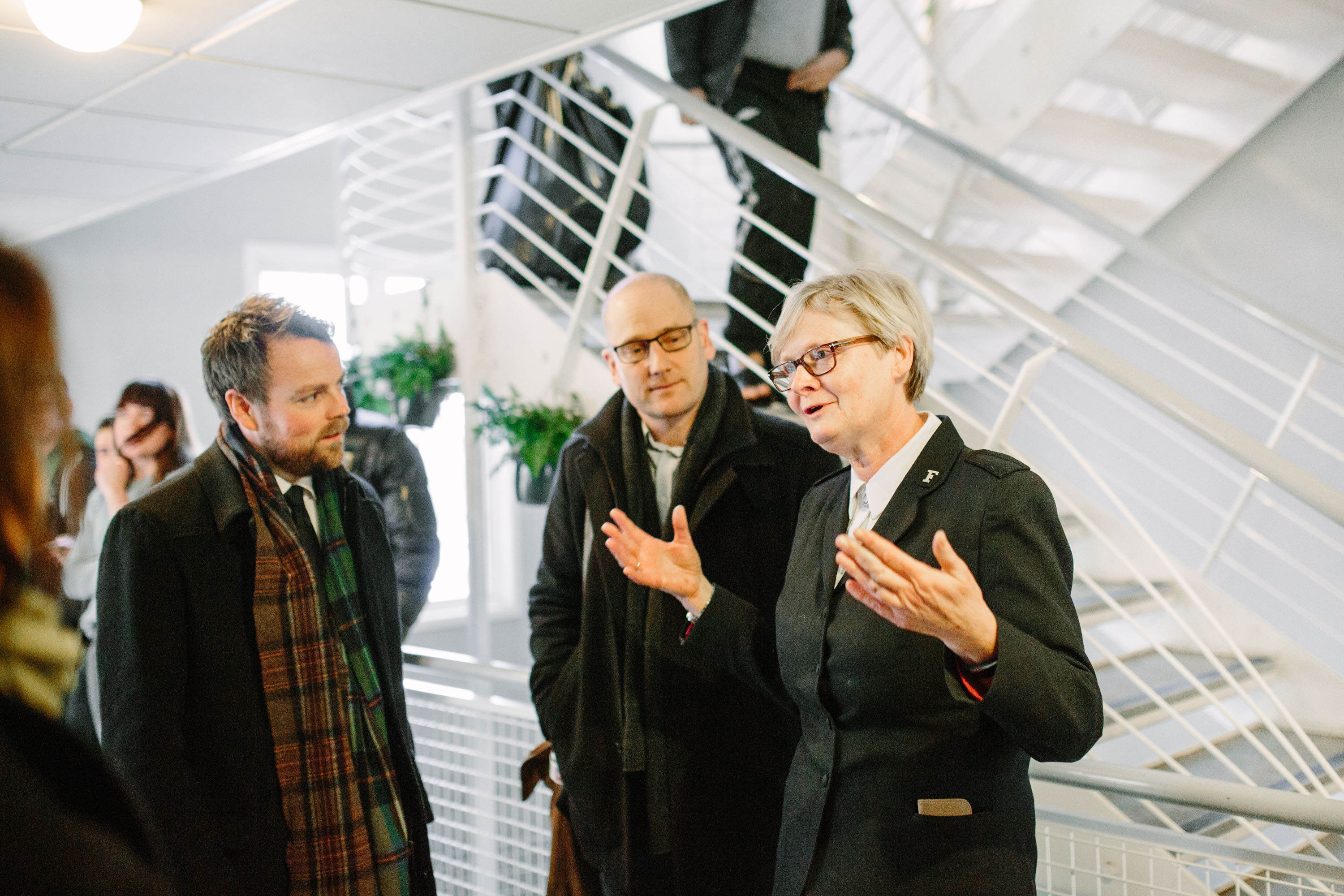 Bilde er 1 er Lindis avbildet sammen med Marianne Borgen i forbindelse med julegrana og på bilde 2 er hun sammen med  daværende arbeids- og sosialminister Torbjørn Røe Isaksen.