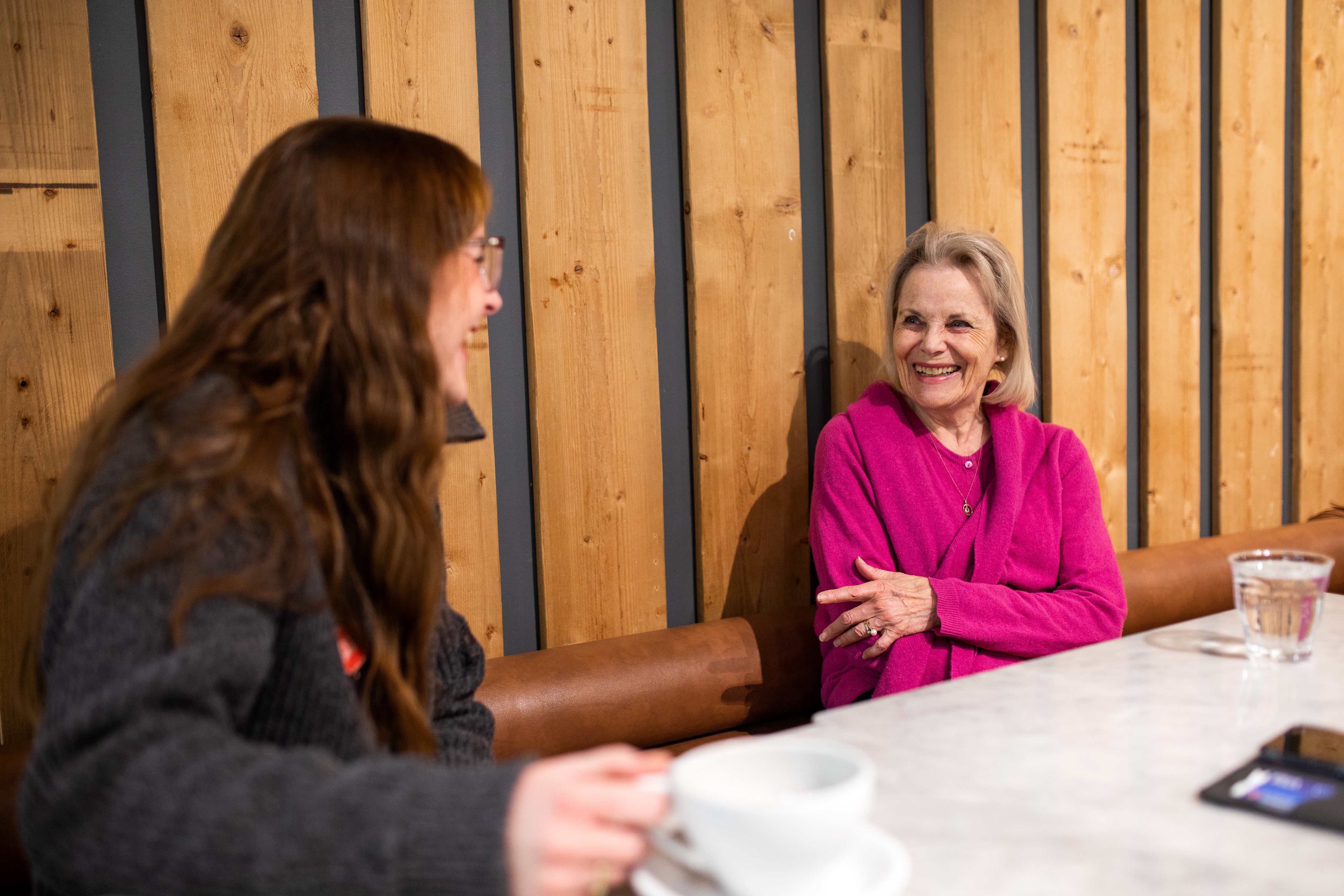 Marit og Lisa som smiler og ler.