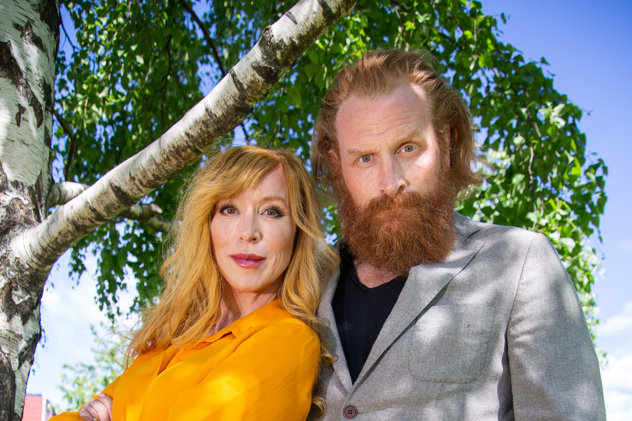 Gry Molvær Hivju og Kristofer Hivju ser inn i kameraet