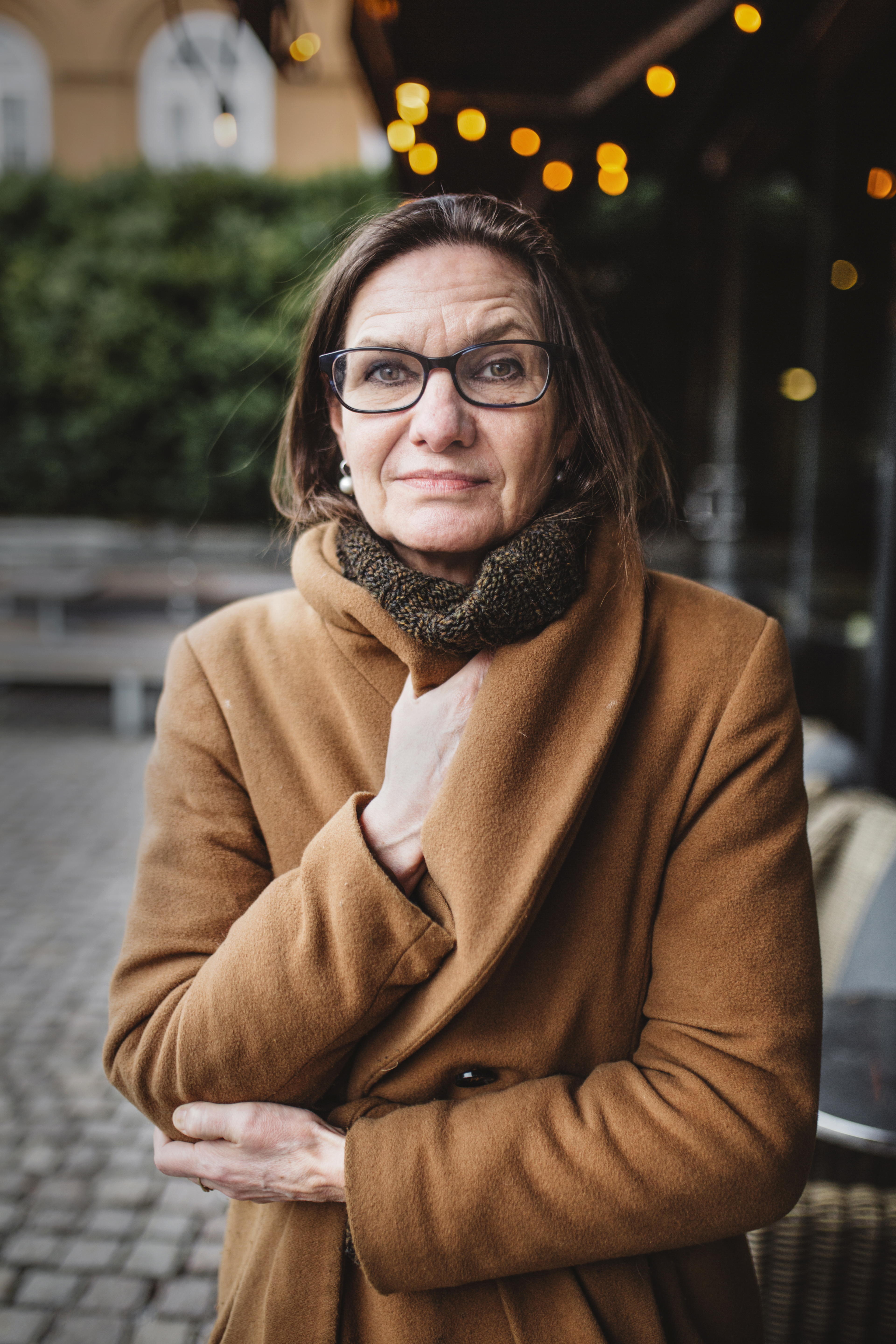Therese Bjørneboe ser rett i kameraet med hun holder kåpen sin tett lukket.