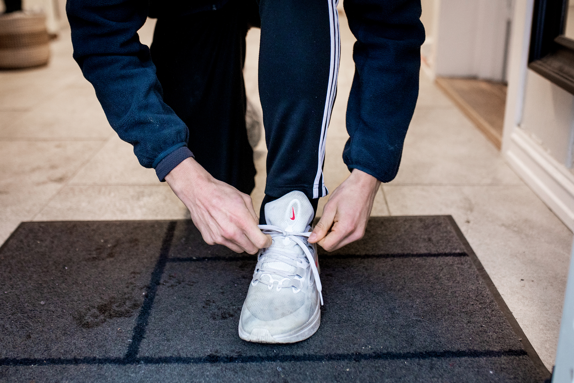 Sko som knytes på dørmatta.