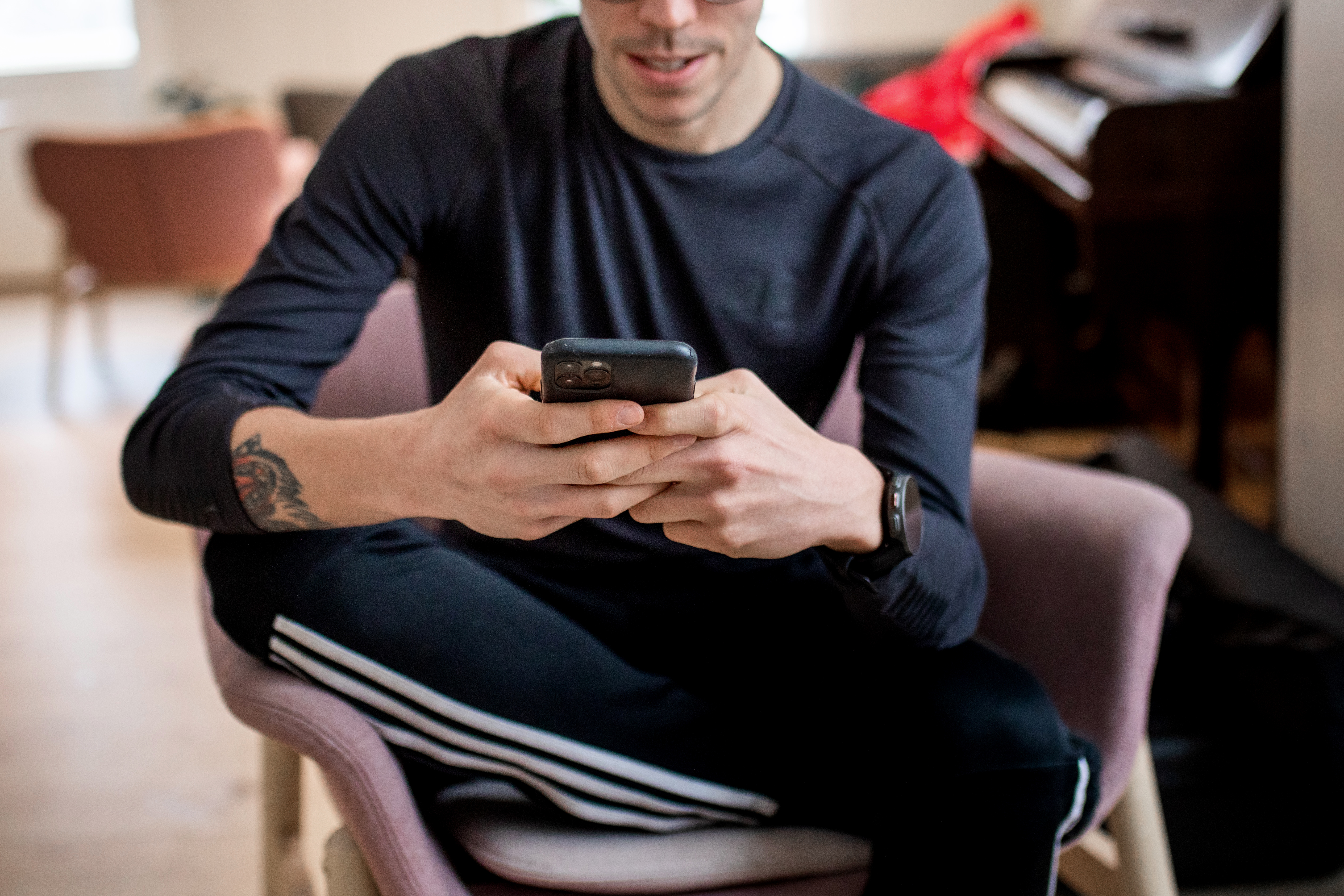 Ung mann sjekker mobiltelefonen.