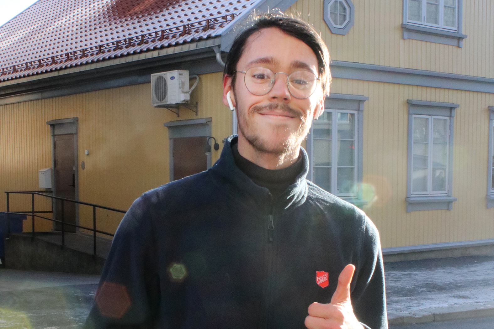 Venstre: Ung mann på trappa foran en inngang til Frelsesarmeen. Høyre: Ung mann viser tommel opp foran gul bygning.