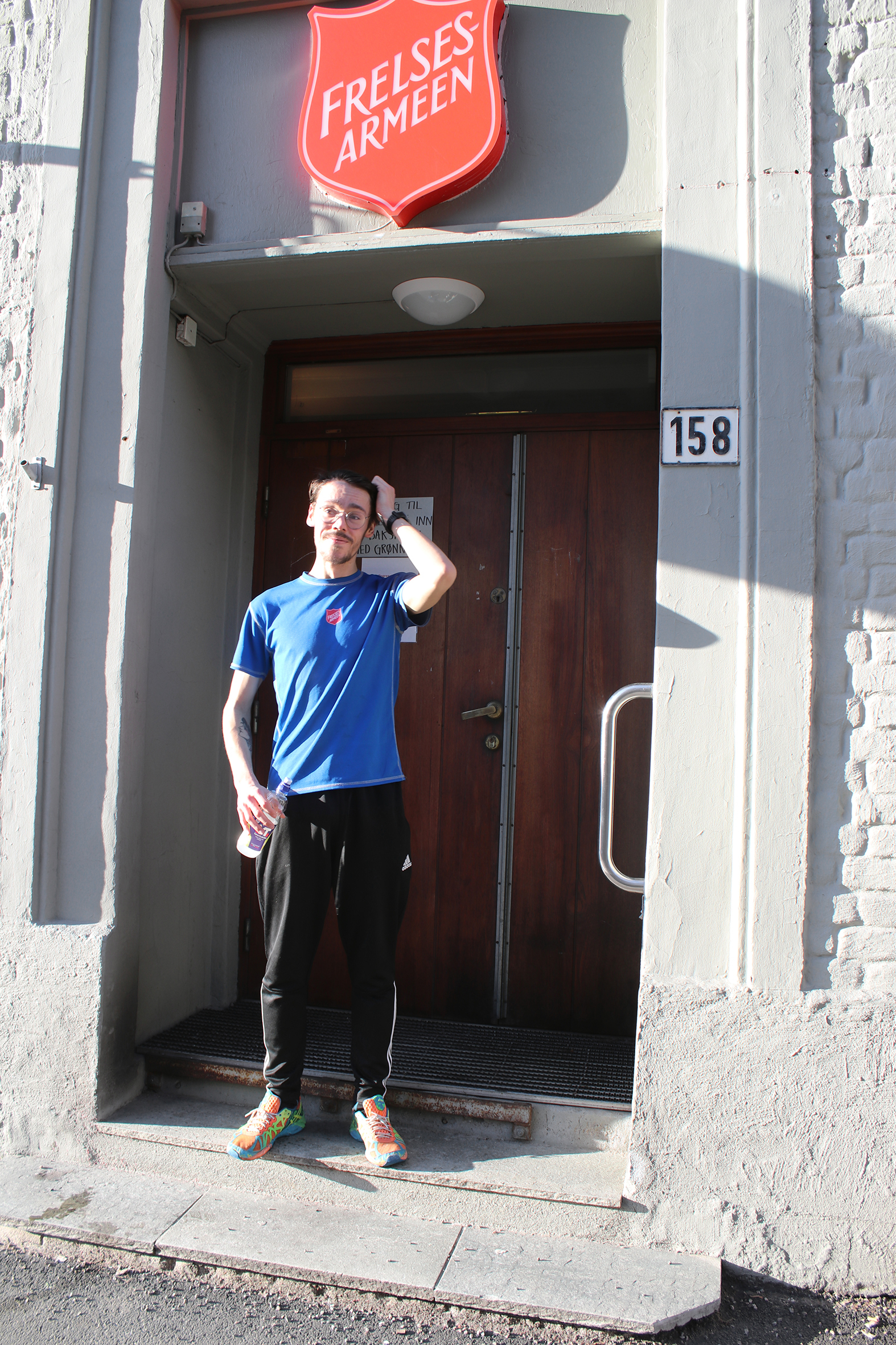 Venstre: Ung mann på trappa foran en inngang til Frelsesarmeen. Høyre: Ung mann viser tommel opp foran gul bygning.