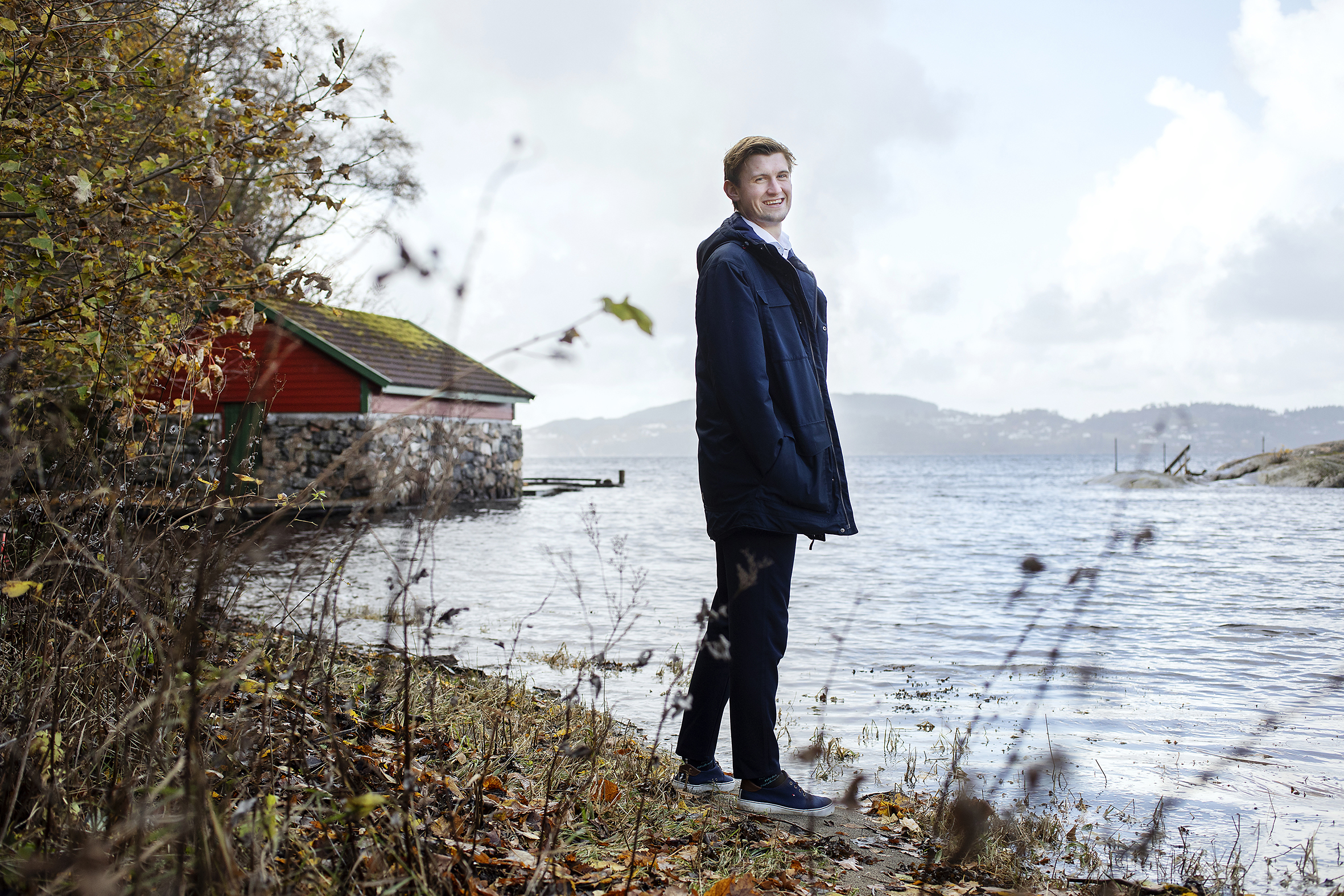 Thor Haavik fra Farmen i ytterklær, han står ved vannkanten.