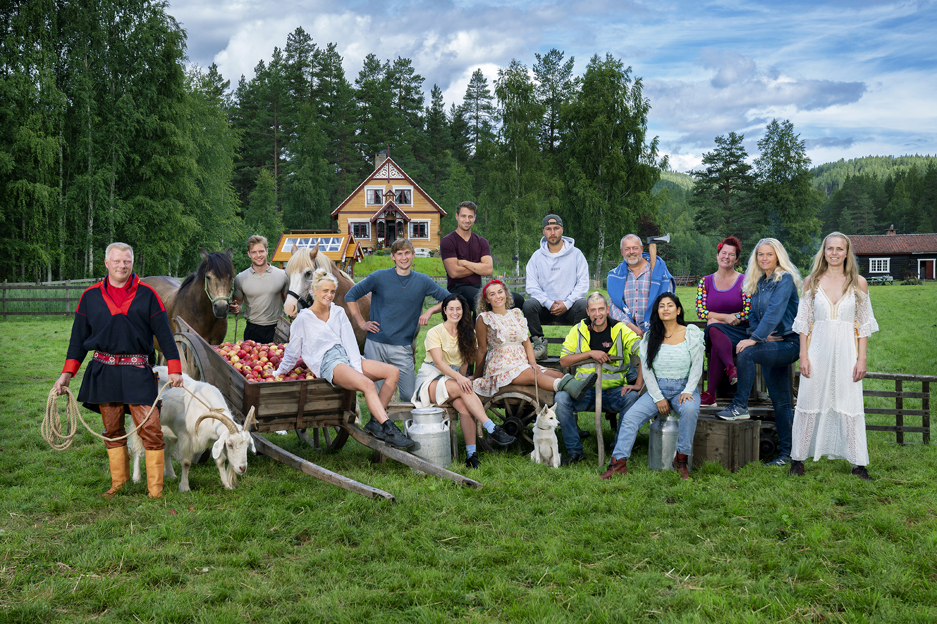 En stor og mangfoldig gjeng som skulle bo på Farmen er avbildet utendørs.