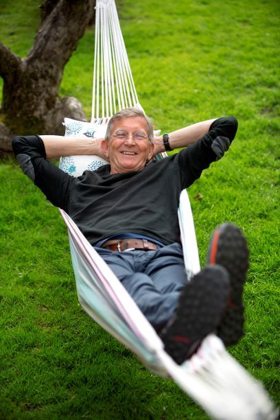 Mann som ligger i en hengekøye.