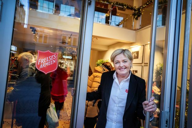 Tori Berge kikker ut av døra på kafeen Resepsjonen i Markens i Kristiansand