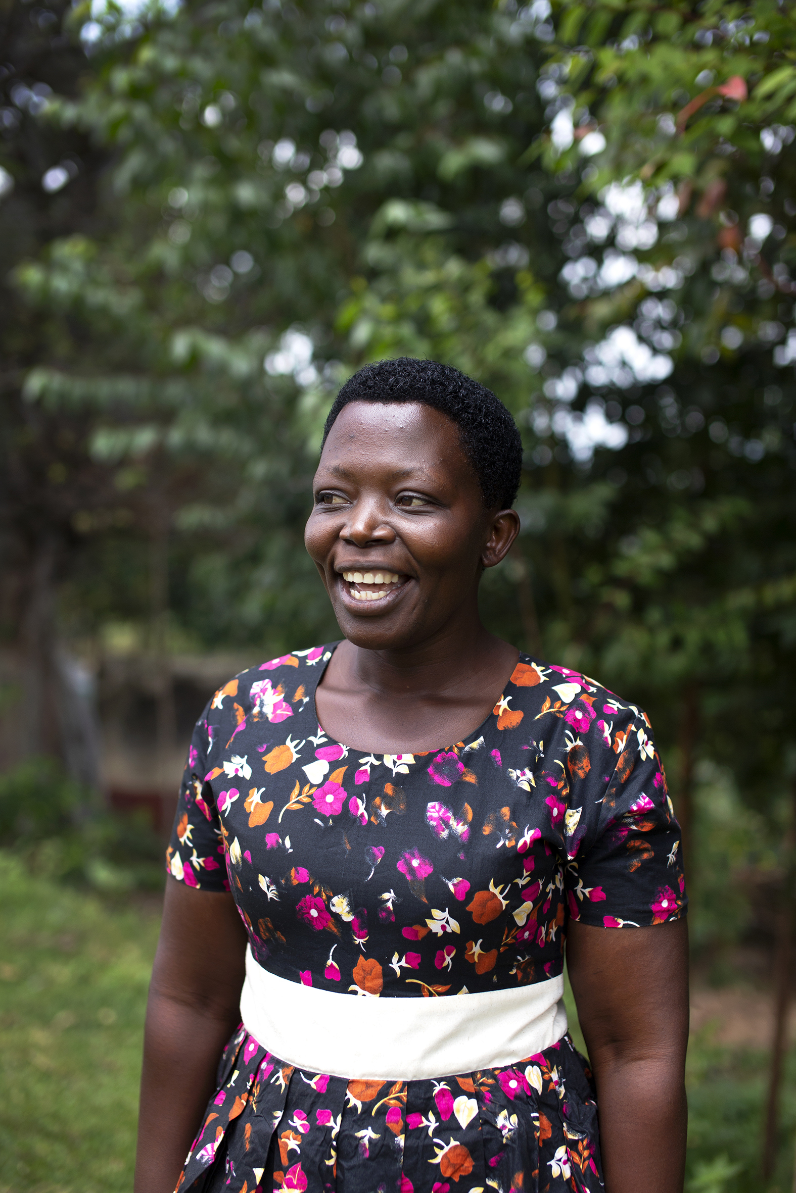 Bilde til venstre viser frø som ligger i en åpen hånd. Til høyre ser vi Monica. Hun har på seg en blomstrete kjole og smiler.