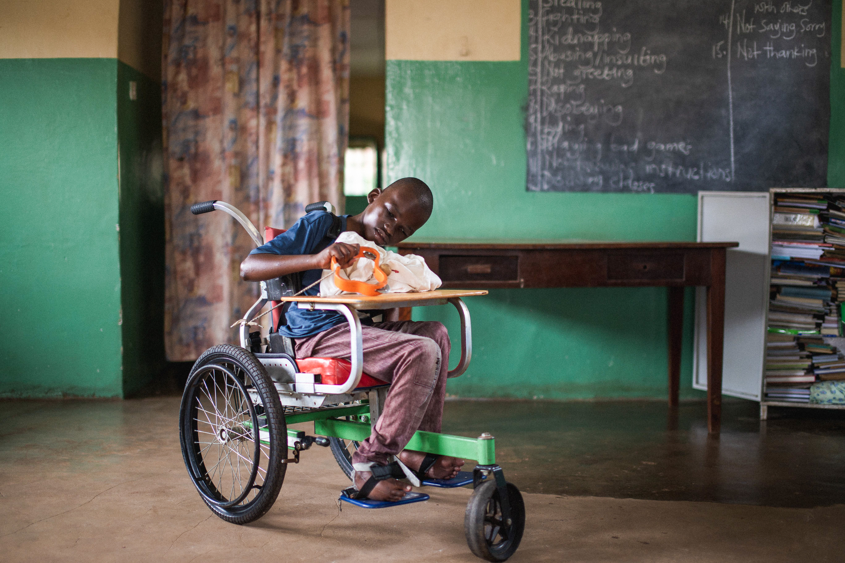 En funksjonshemmed gutt sitter i rullestol