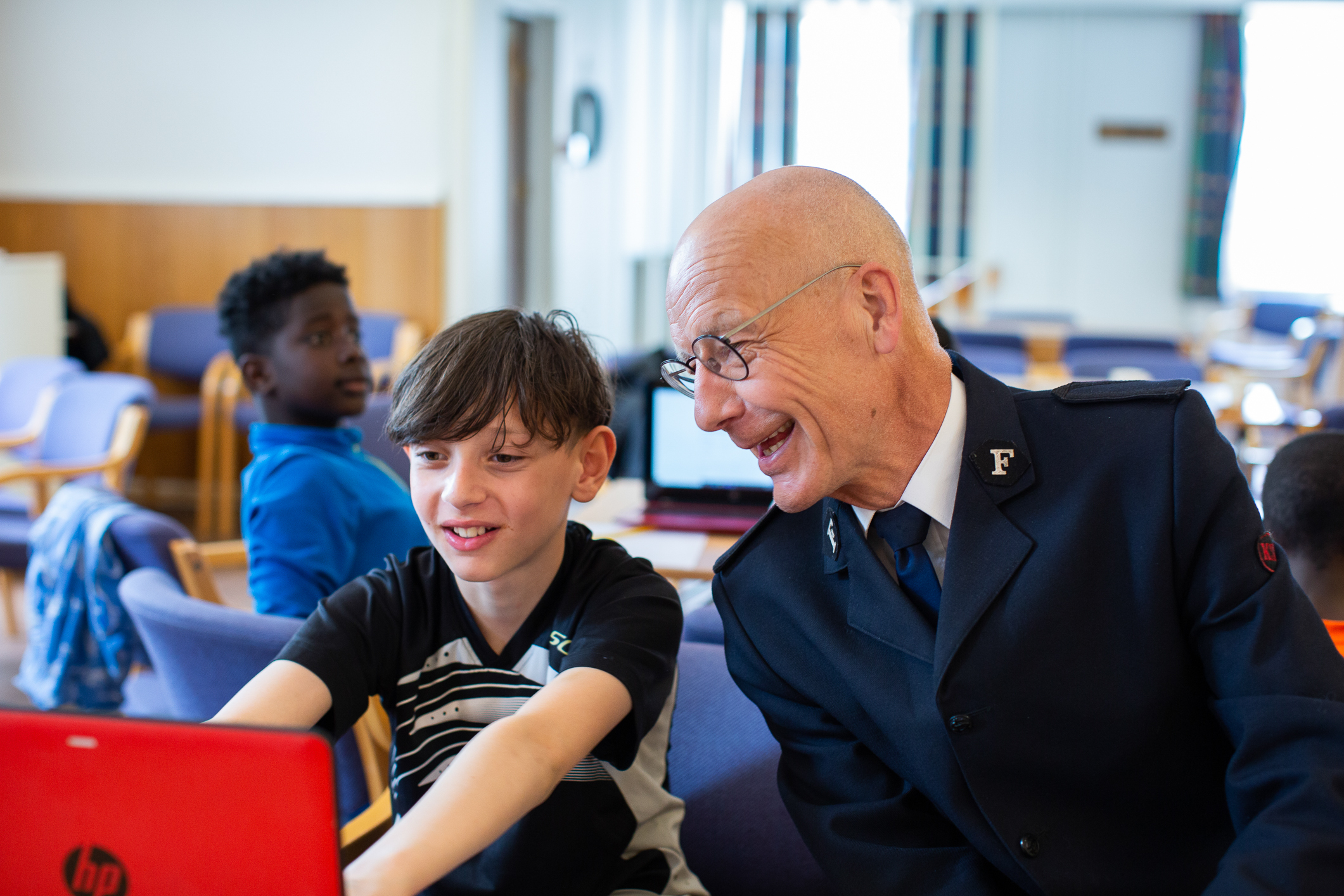 John Lund er engasjert i smått og stort i Frelsesarmeen Sandefjord. På Møteplassen for unge er leksehjelp en del av tilbudet.