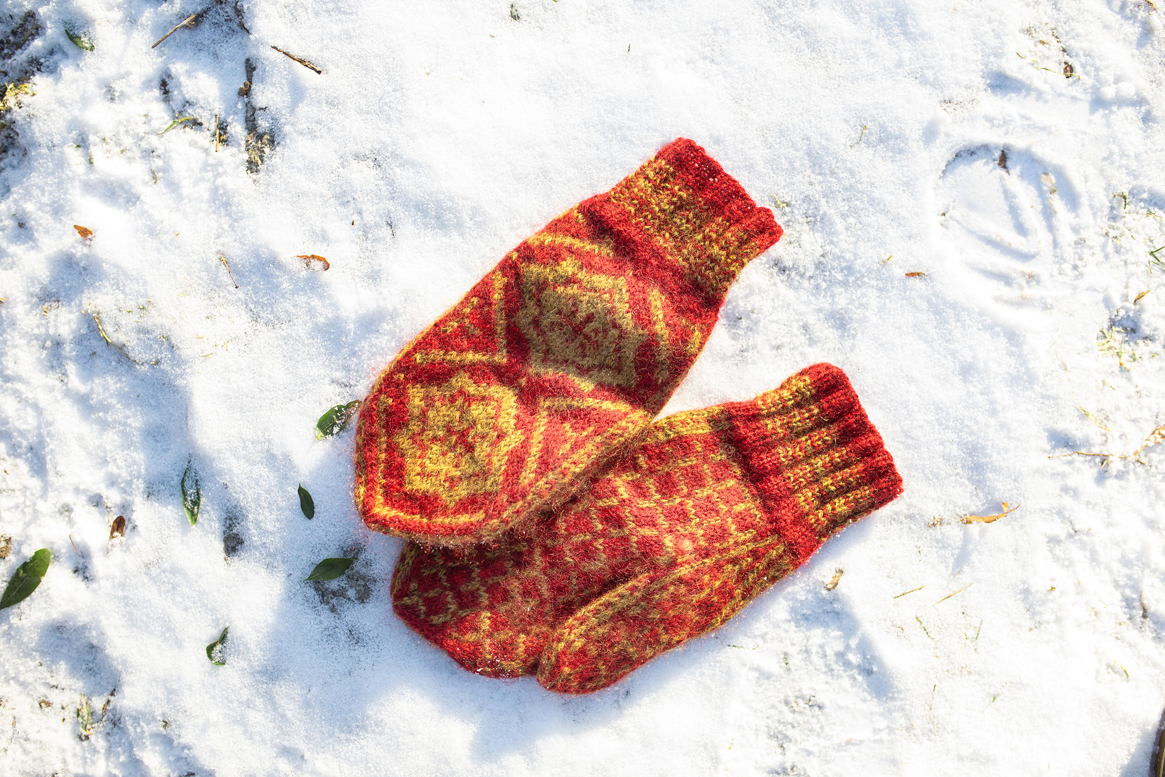 Jørgen Johnsen i Frelsesarmee uniform utenfor Frelsesarmeen på Grynerløkka i Oslo (bildet t.v.) Utstrakt vottene i gult og rødt (bildet t.h.)