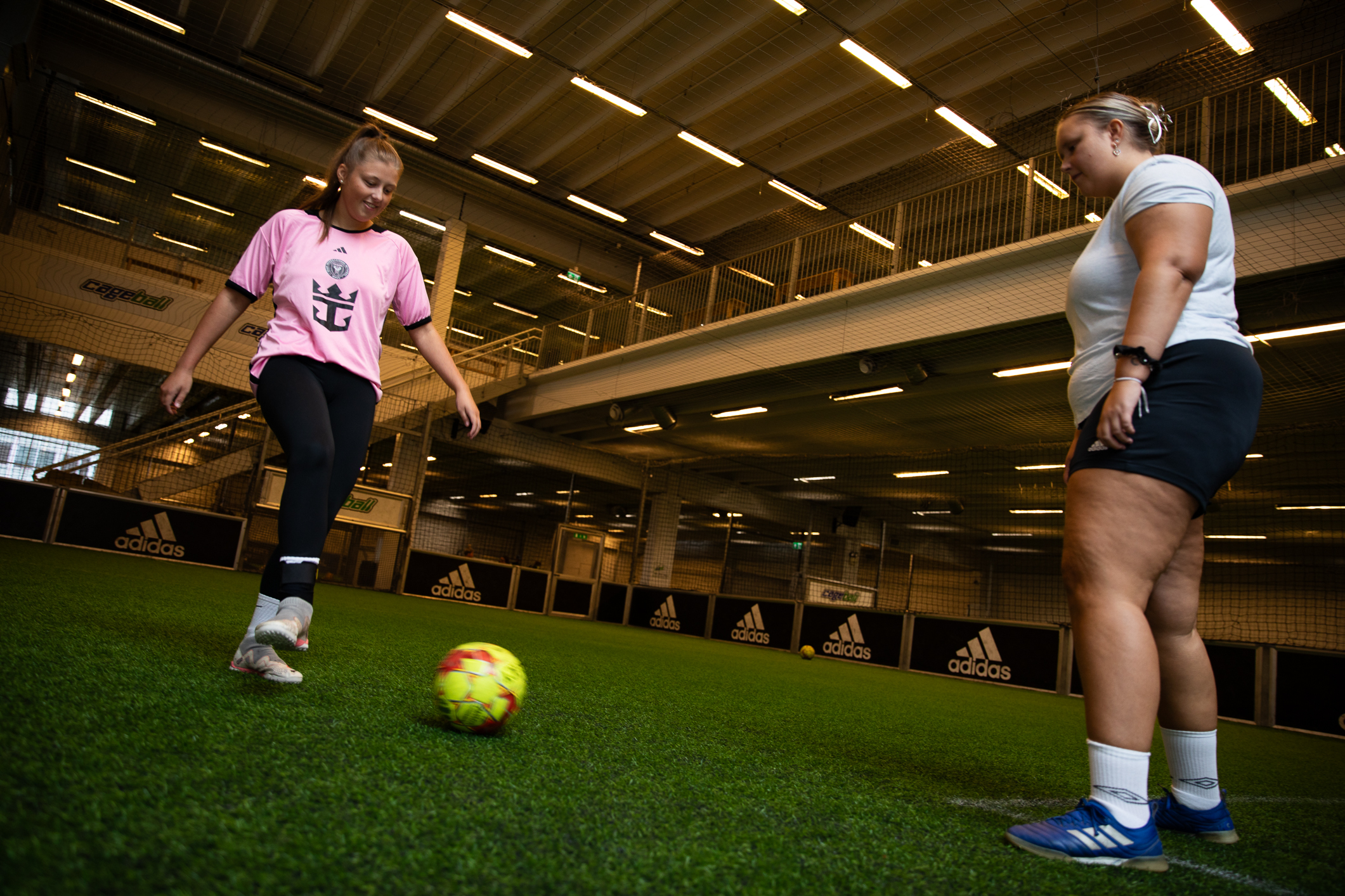 Foto: En ung gatefotballspiller skal til å sparke ballen mot en annen spiller, som står med siden mot kamera