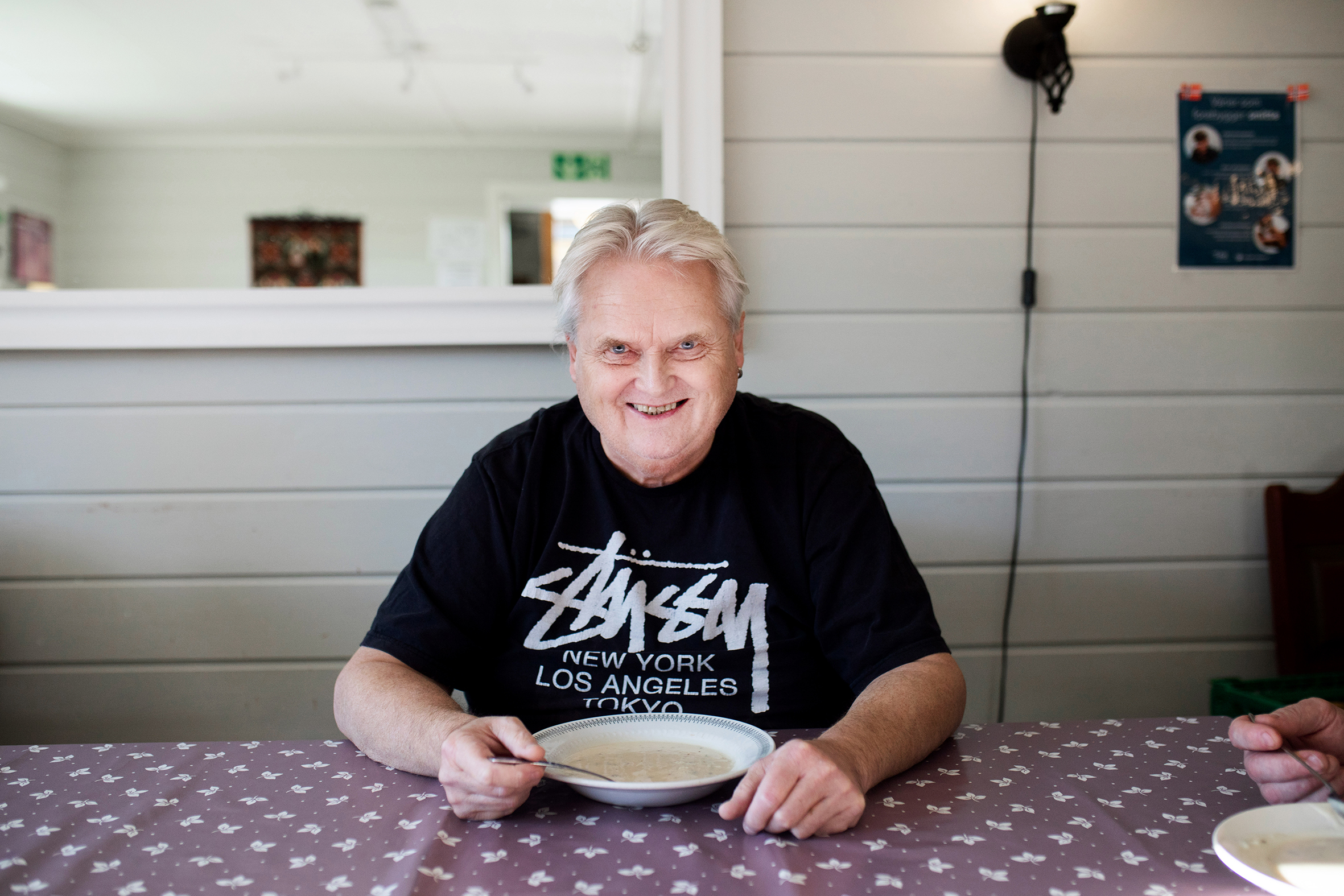 Frivillige på Varmestua. God mat og prat betyr mye.