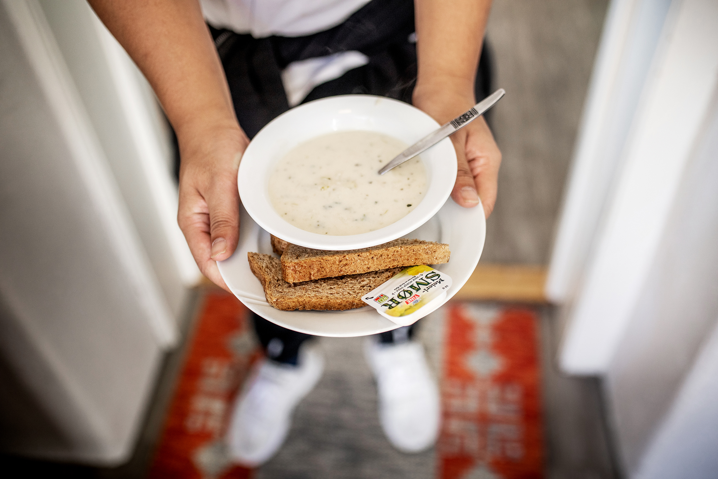 Frivillige på Varmestua. God mat og prat betyr mye.