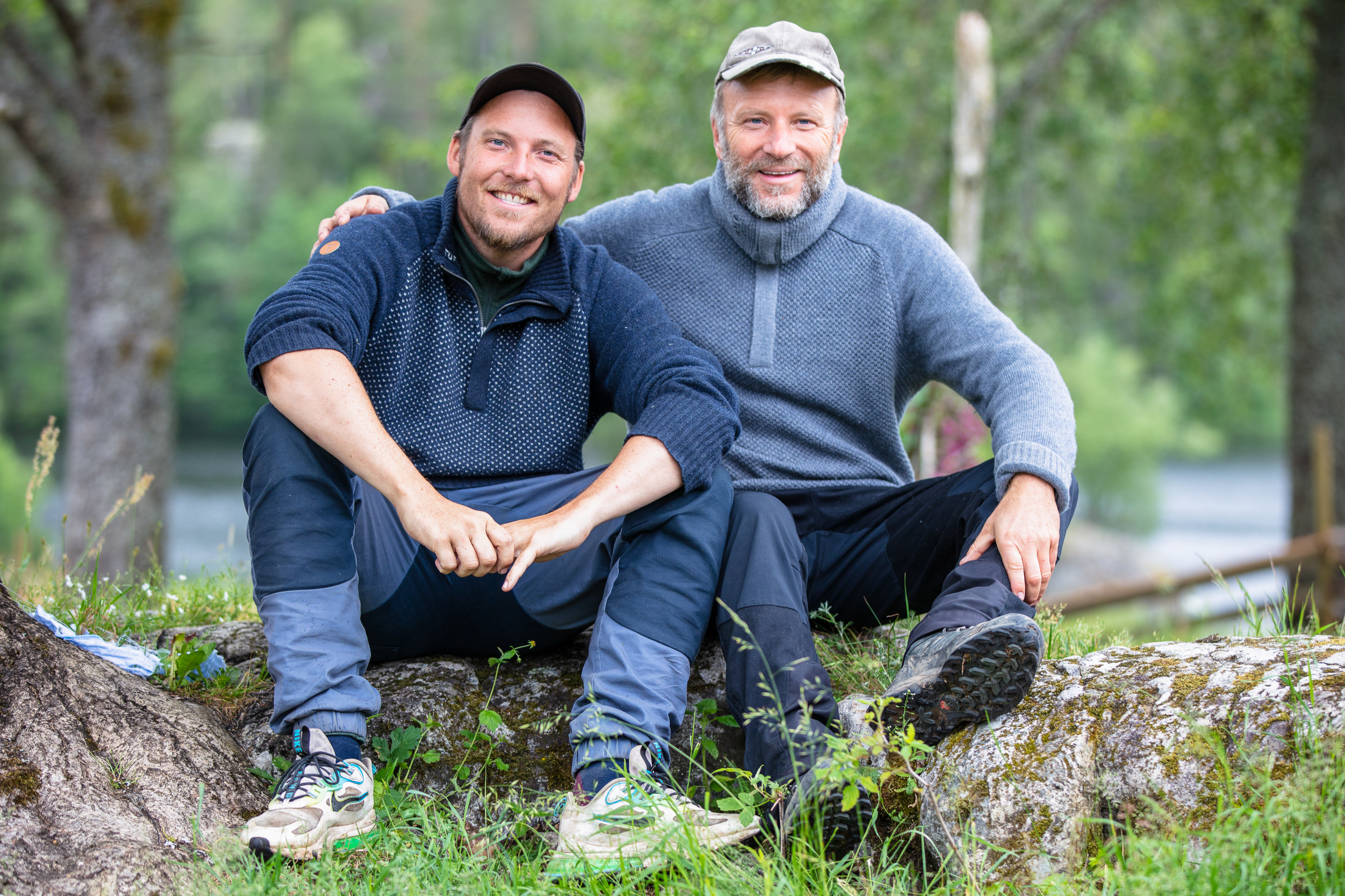 Vebjørn og Niklas Baarli sitter ute ved siden av hverandre