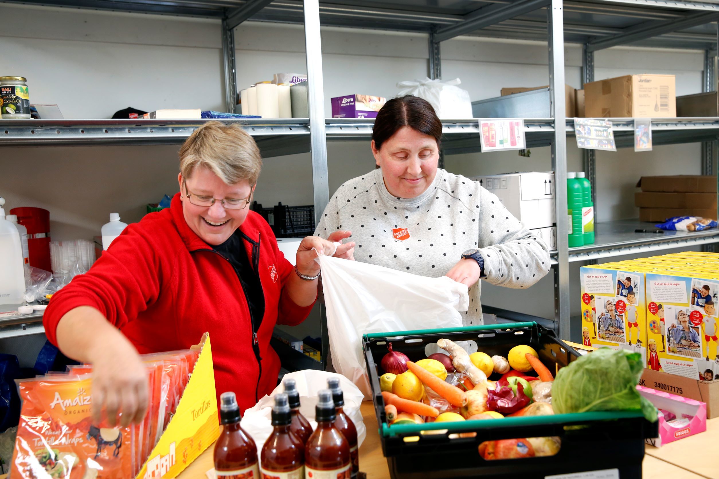 Veronica Støwer og Irene Mathisen ved Oslo slumstasjon pakker mat i poser