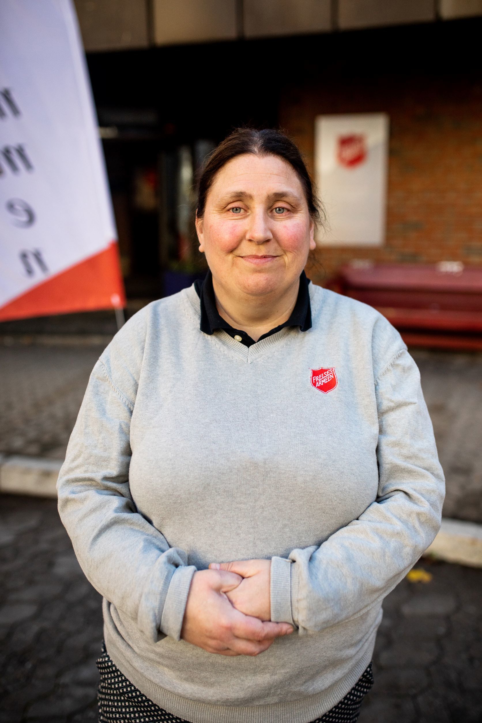 Veronica Støwer i grå genser med Frelsesarmeskjoldet på brystet