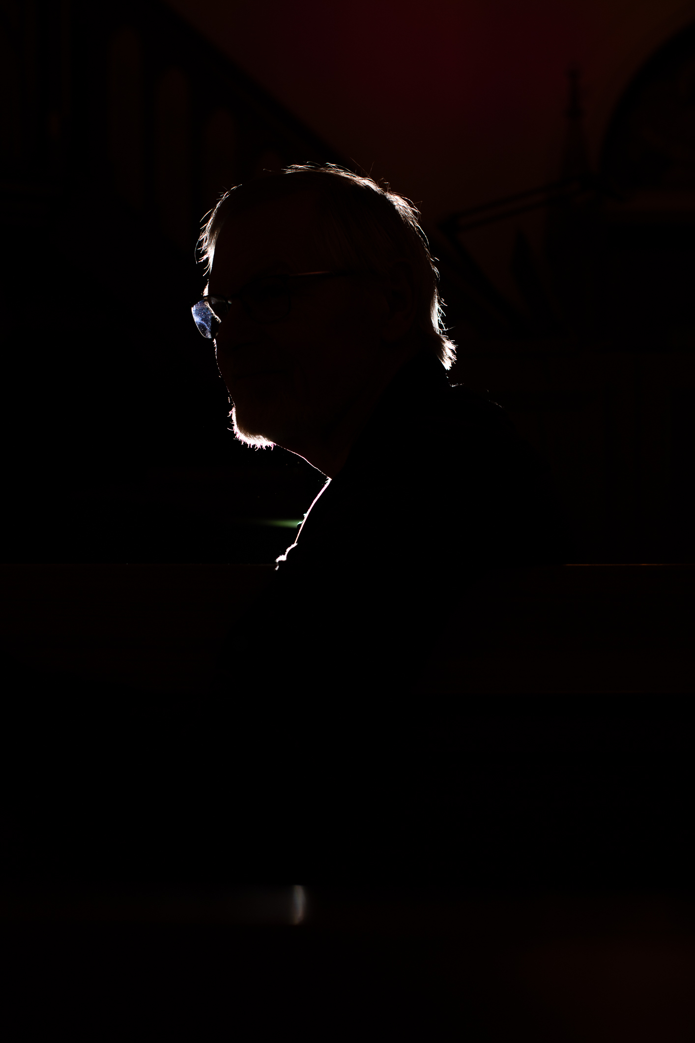 Mørkt bilde av en gammel mann i silhouette.