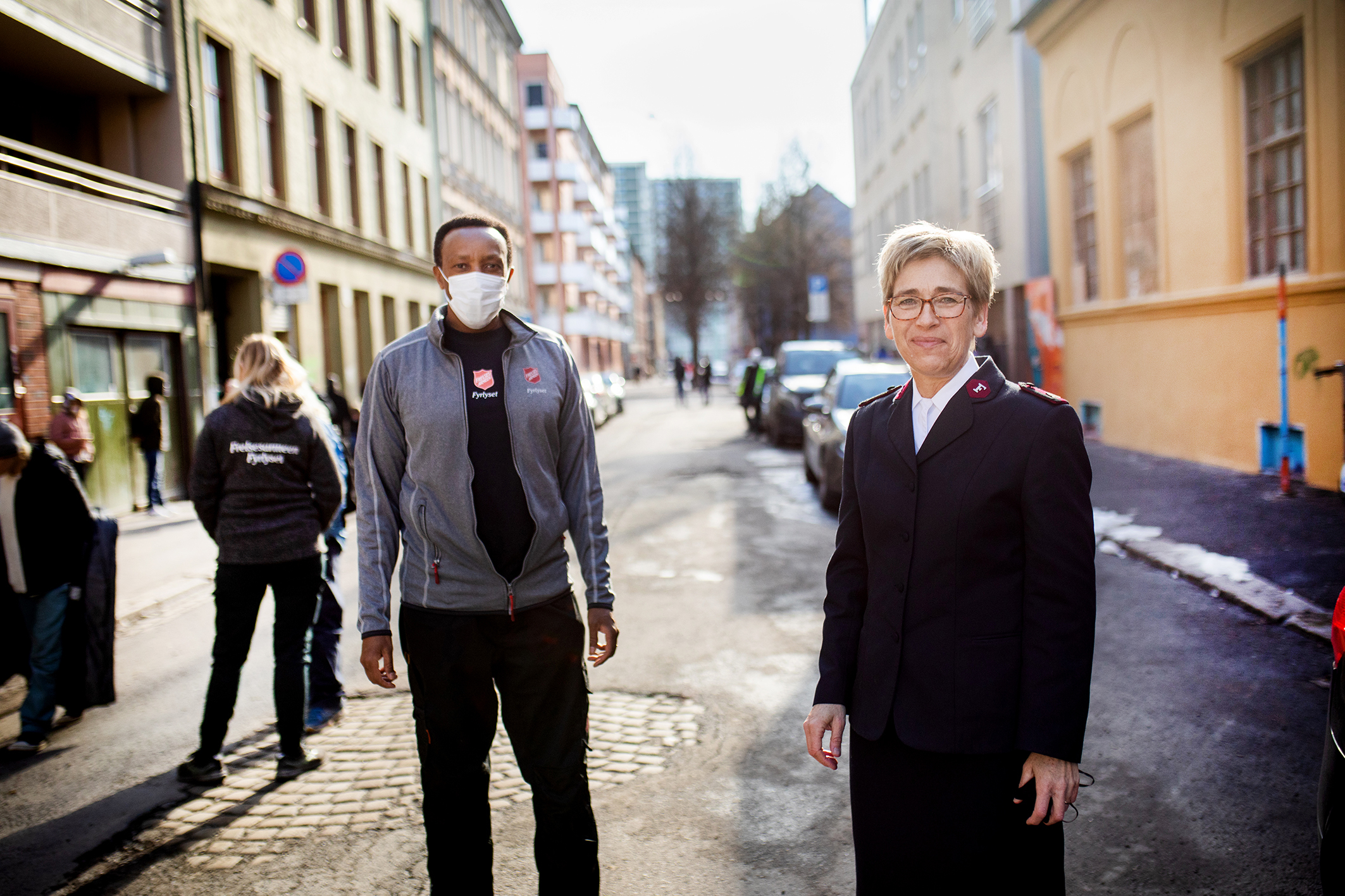 En glad gjeng på seilebåt (bildet.v.) Wenche Walderhaug Midjord og Guillaume Muringa utenfor Fyrlyset i Urtegate (bilde t.h.)