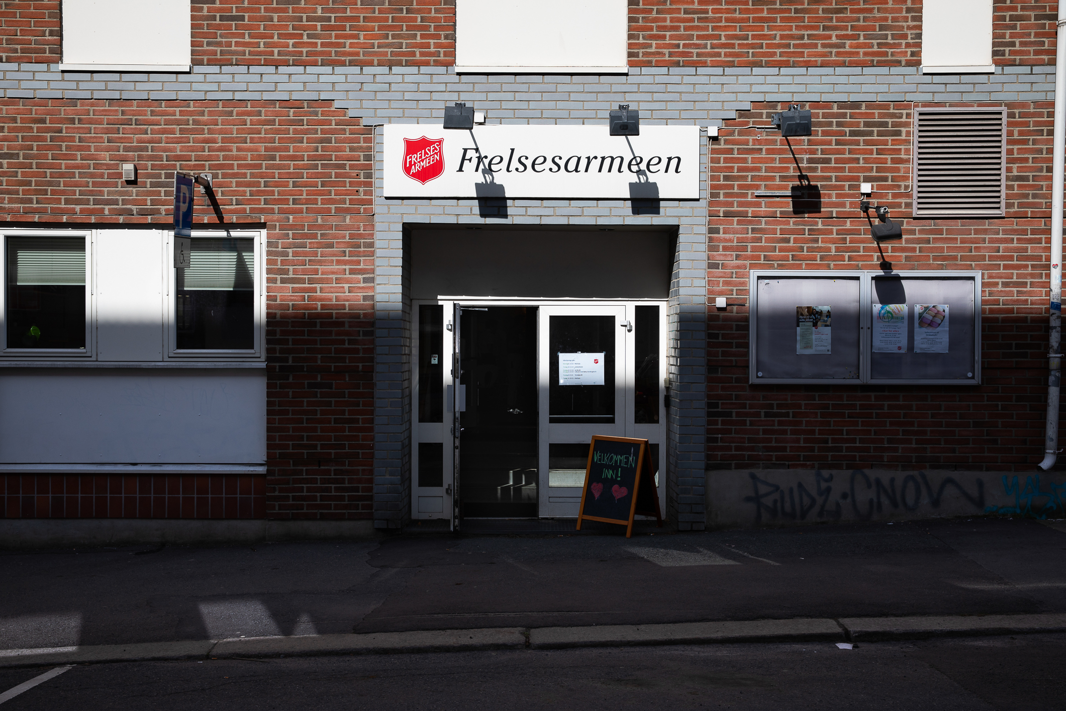 Dør som det står Frelsesarmeen på.