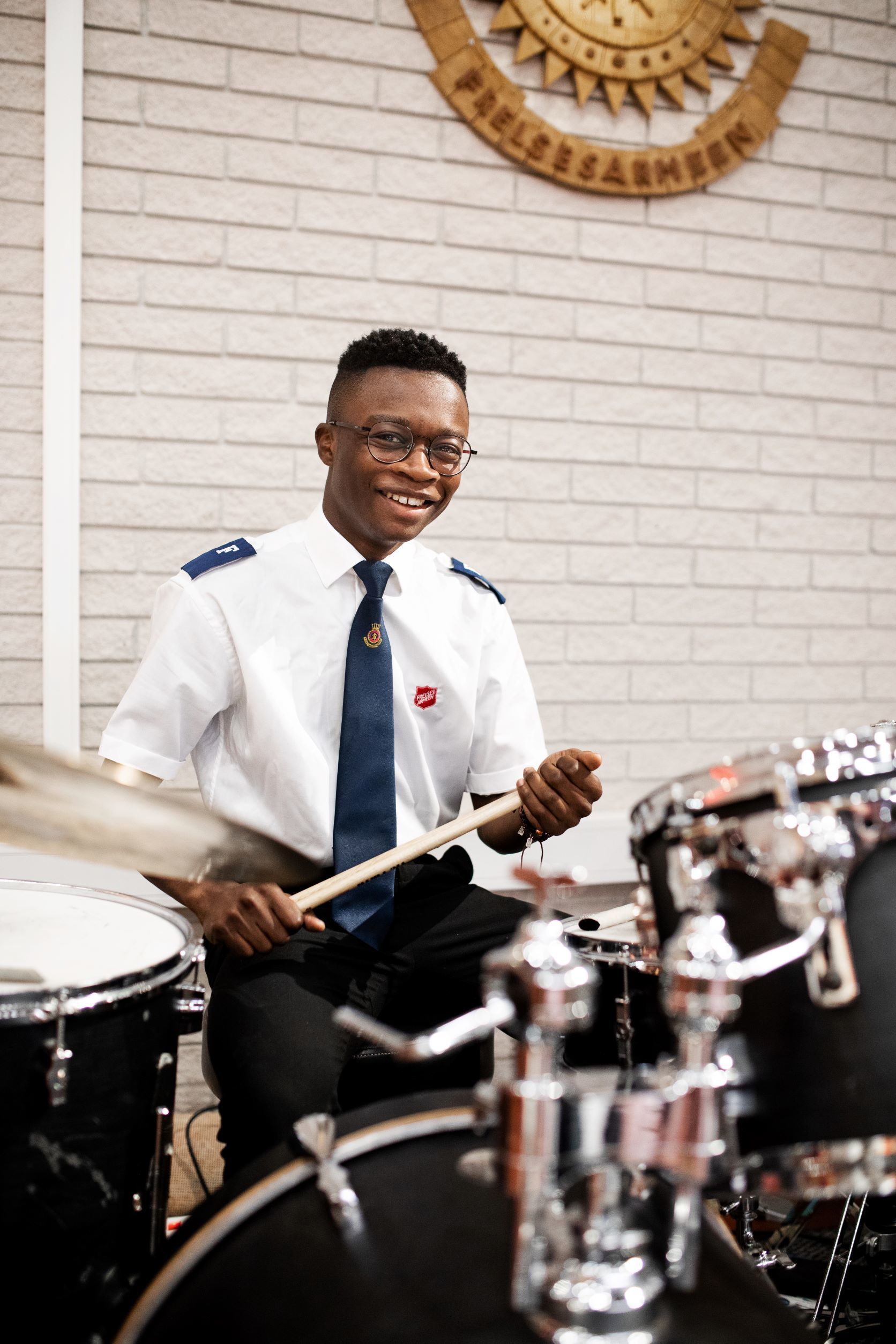 bilde av Wilfred Nanang bak trommesettet i Templet