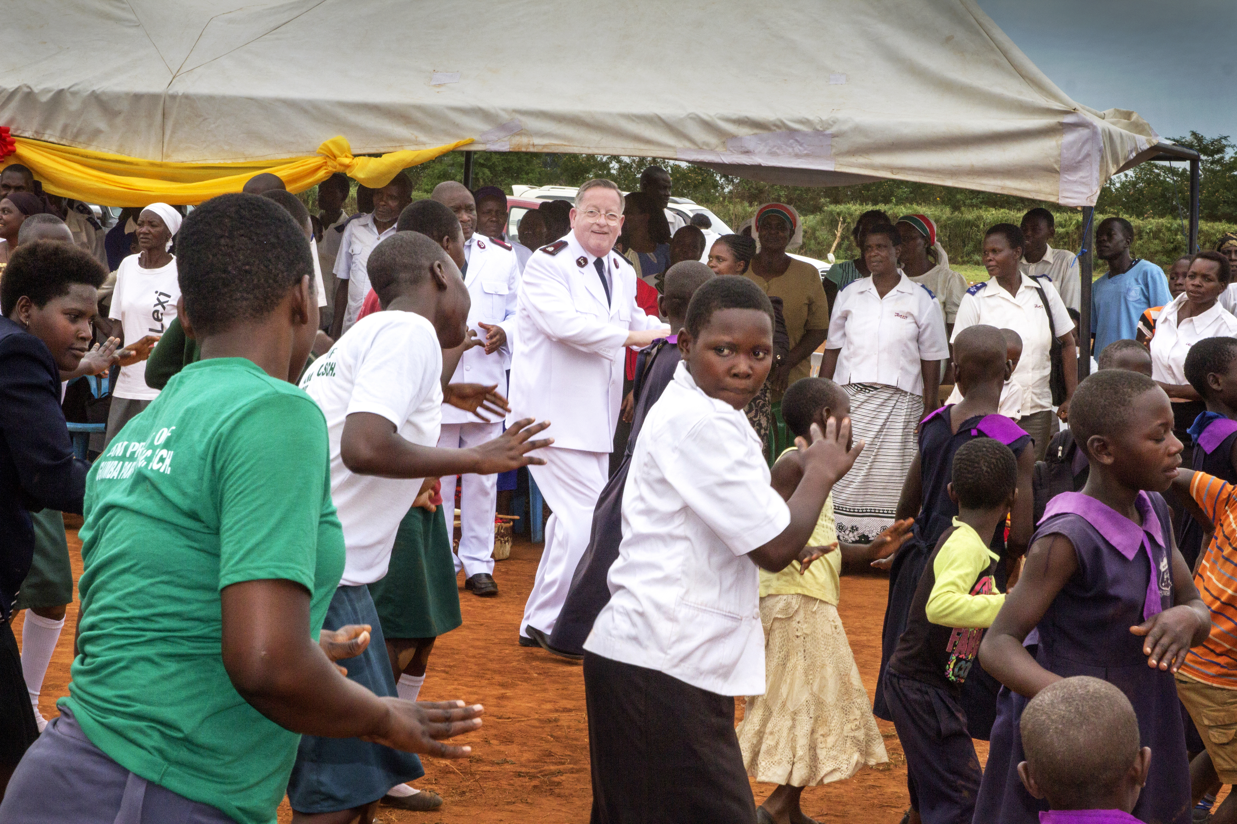 William Cochrane danser i Uganda