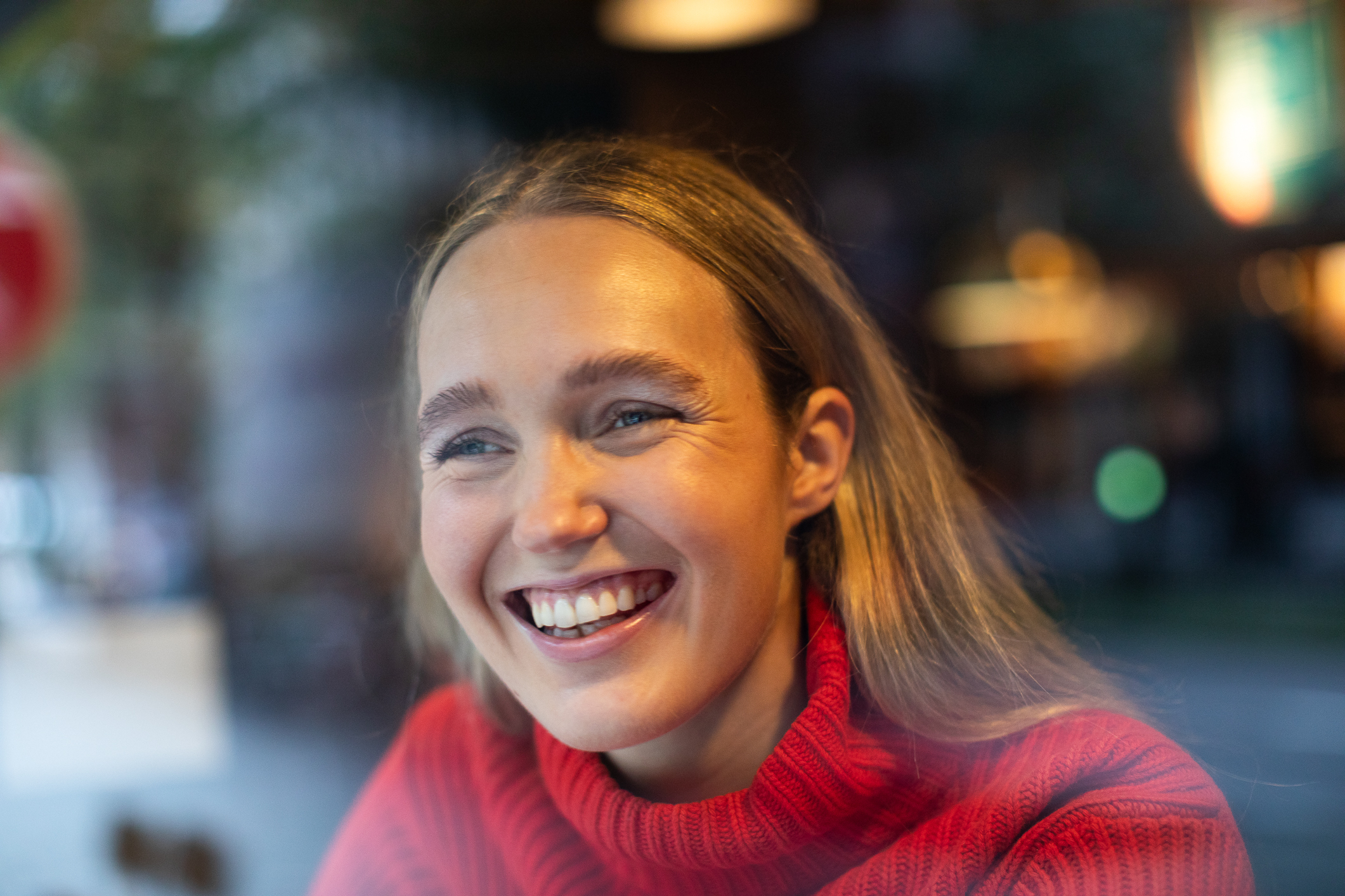 Samme kvinne som på alle de andre bildene smiler slik at fine, hvite tenner vises.