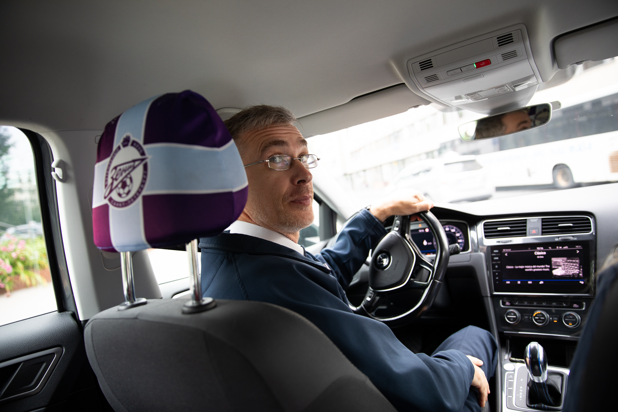 Mann i frelsesarméuniform kjører bil