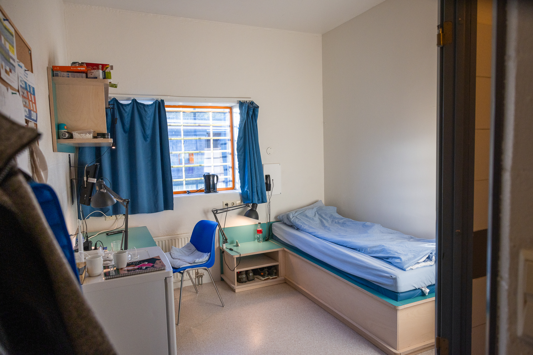 Enfengselscelle med seng og skrivebord